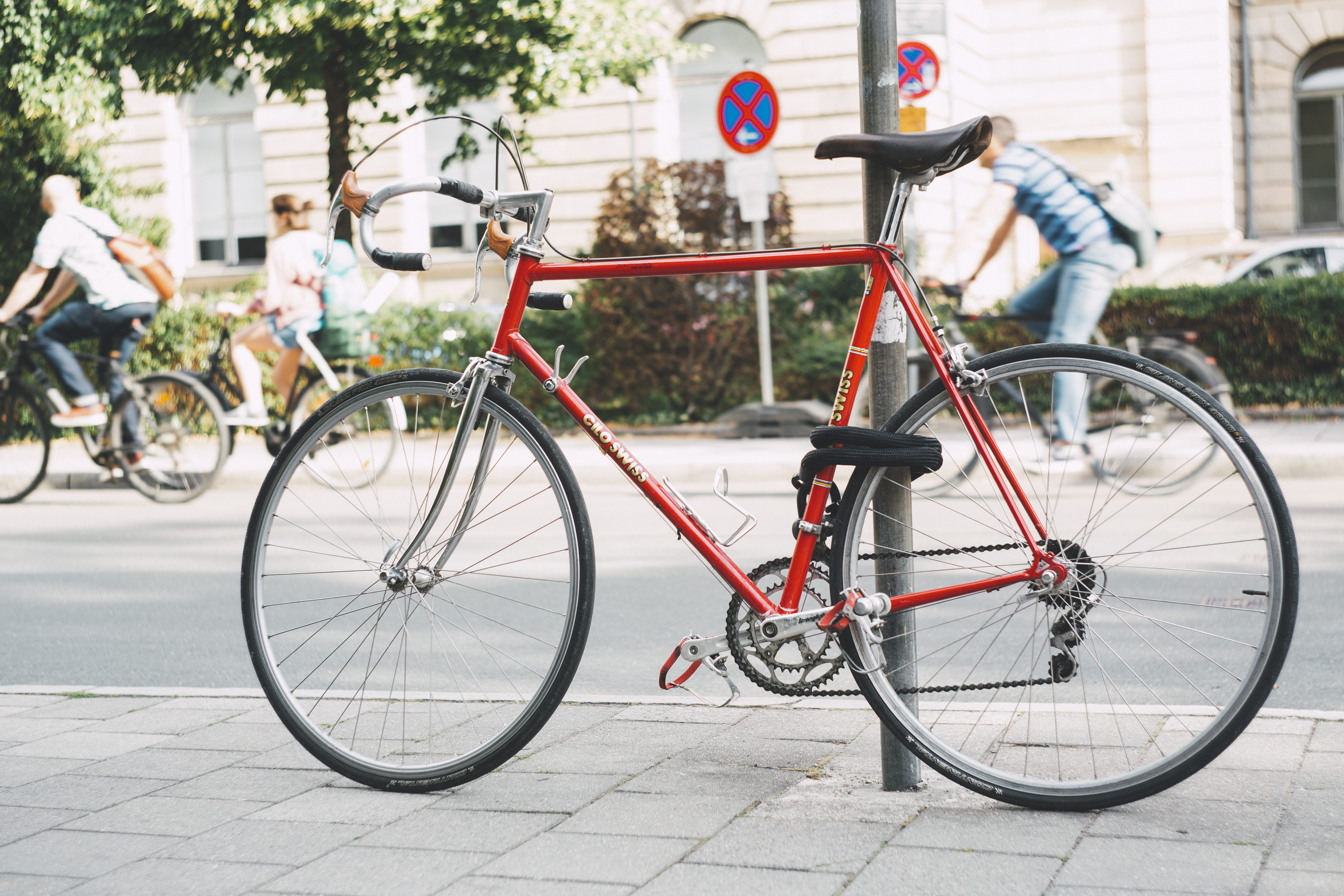 mountain bike, automobile, safety, person, leaning, sidewalk, gear ring, wheel, post, street, erlangen, car, focus on foreground, building exterior, high speed, HD Wallpaper