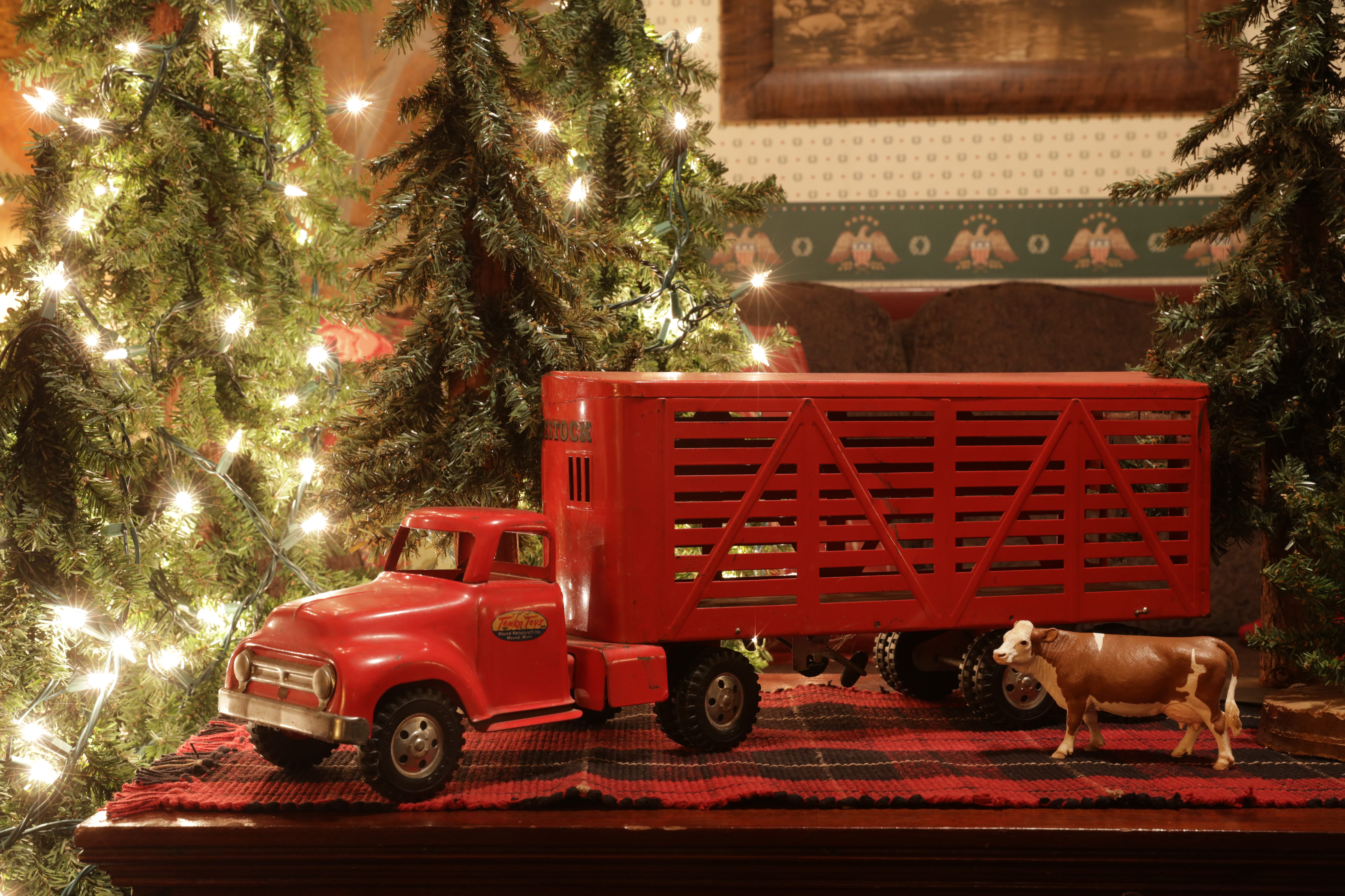 christmas tree, christmas decoration, spoke, fir, red, christmas ornament, machine, mammal, cattle, tire, truck, no people, pine, celebration, holiday, HD Wallpaper