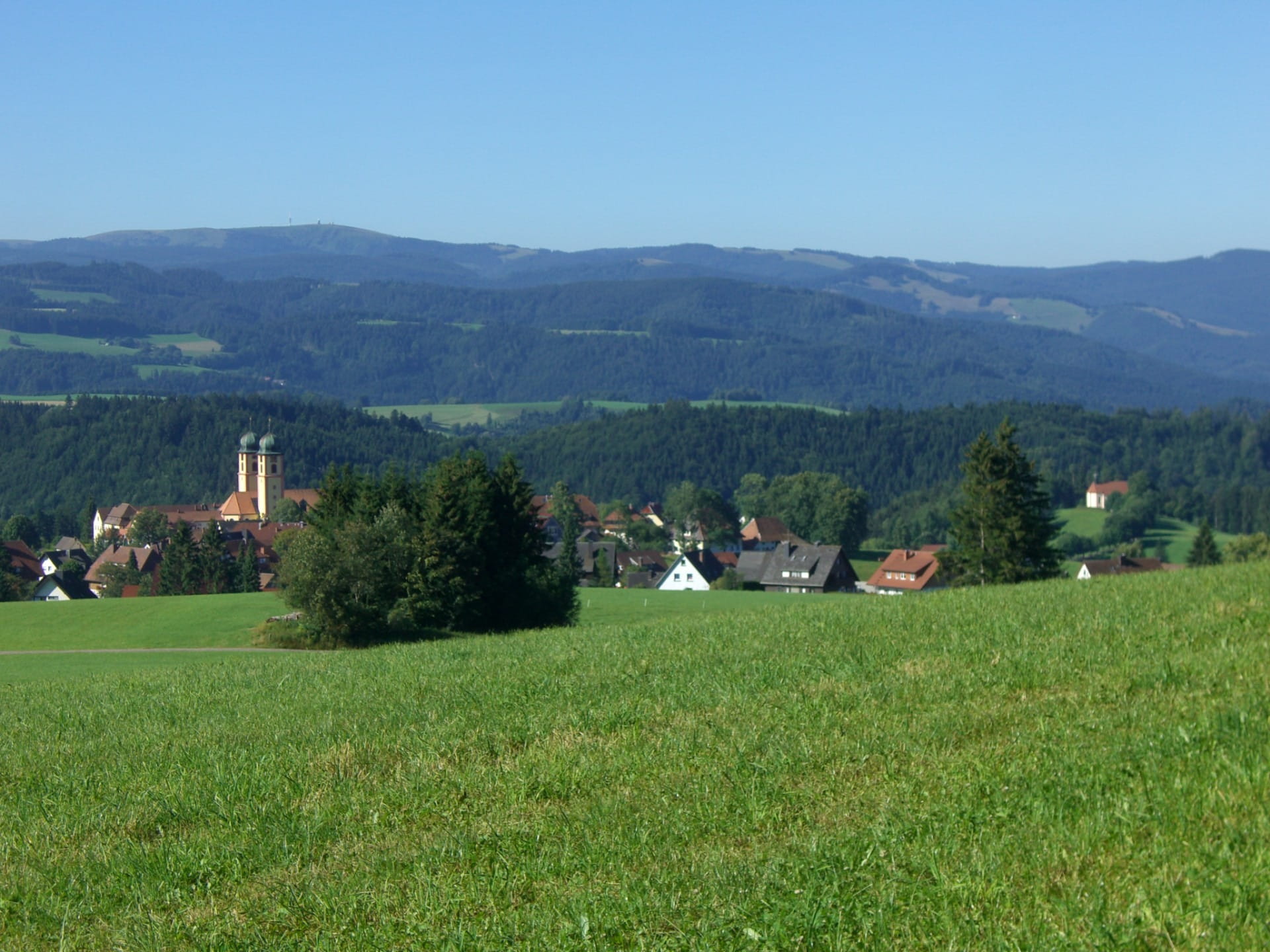 grass, sky, agriculture, building, field, land, architecture, frisch, environment, village, chain of the high black forest, outdoors, no people, mountain range, HD Wallpaper