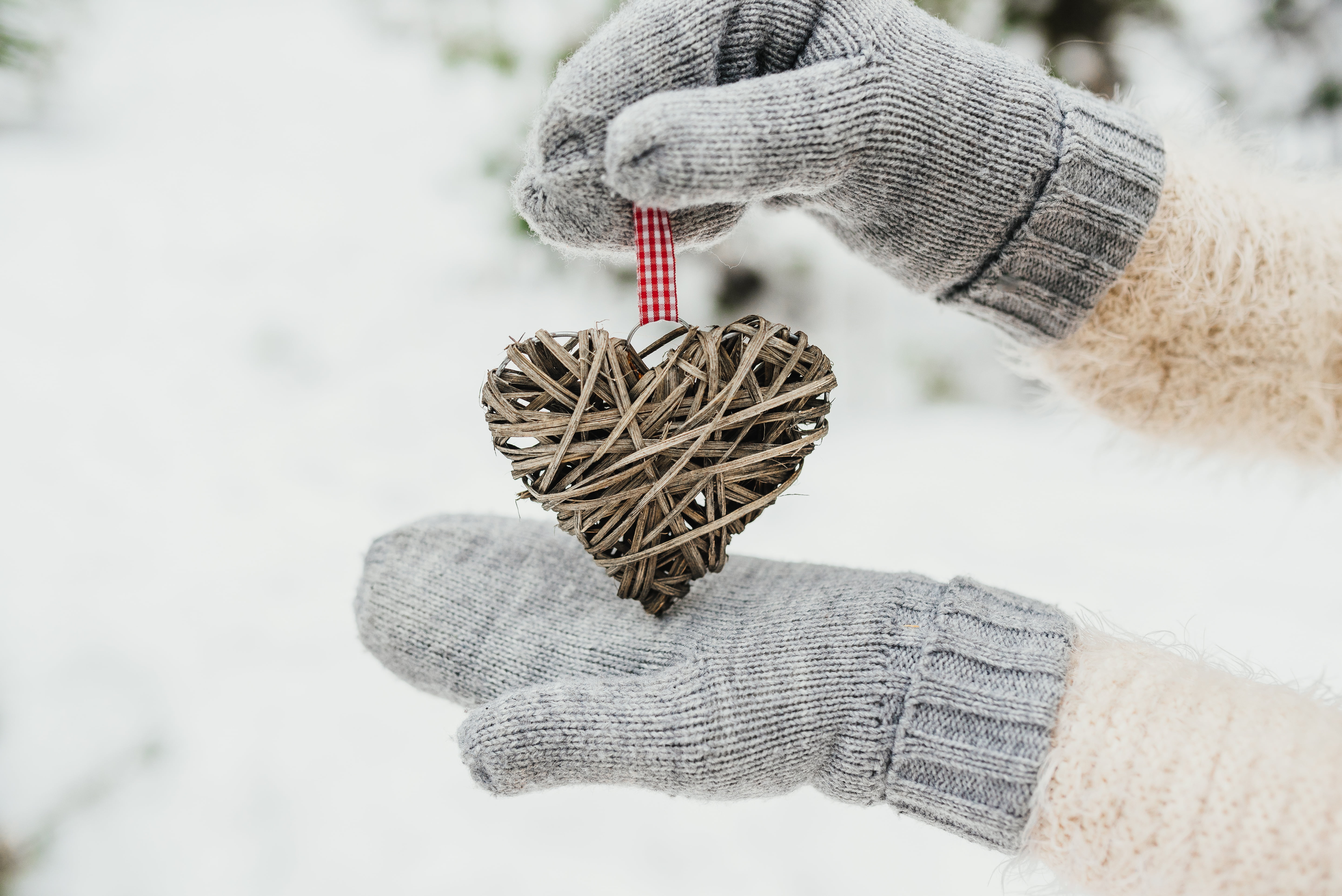 5K, romantic, valentine, mittens, snow, love, heart, hands, winter, HD Wallpaper