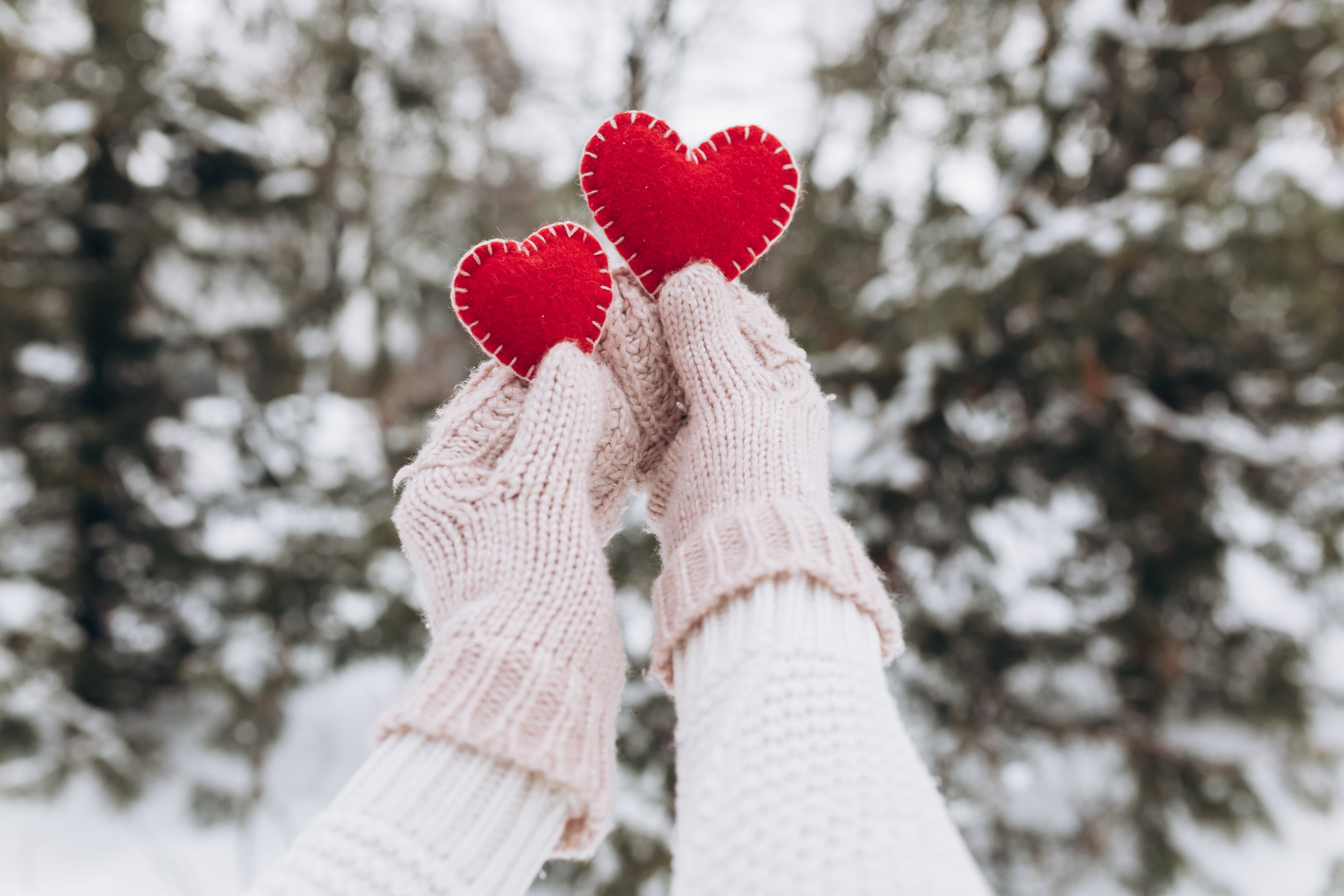 valentine, mittens, snow, winter, 5K, romantic, heart, hands, love, HD Wallpaper