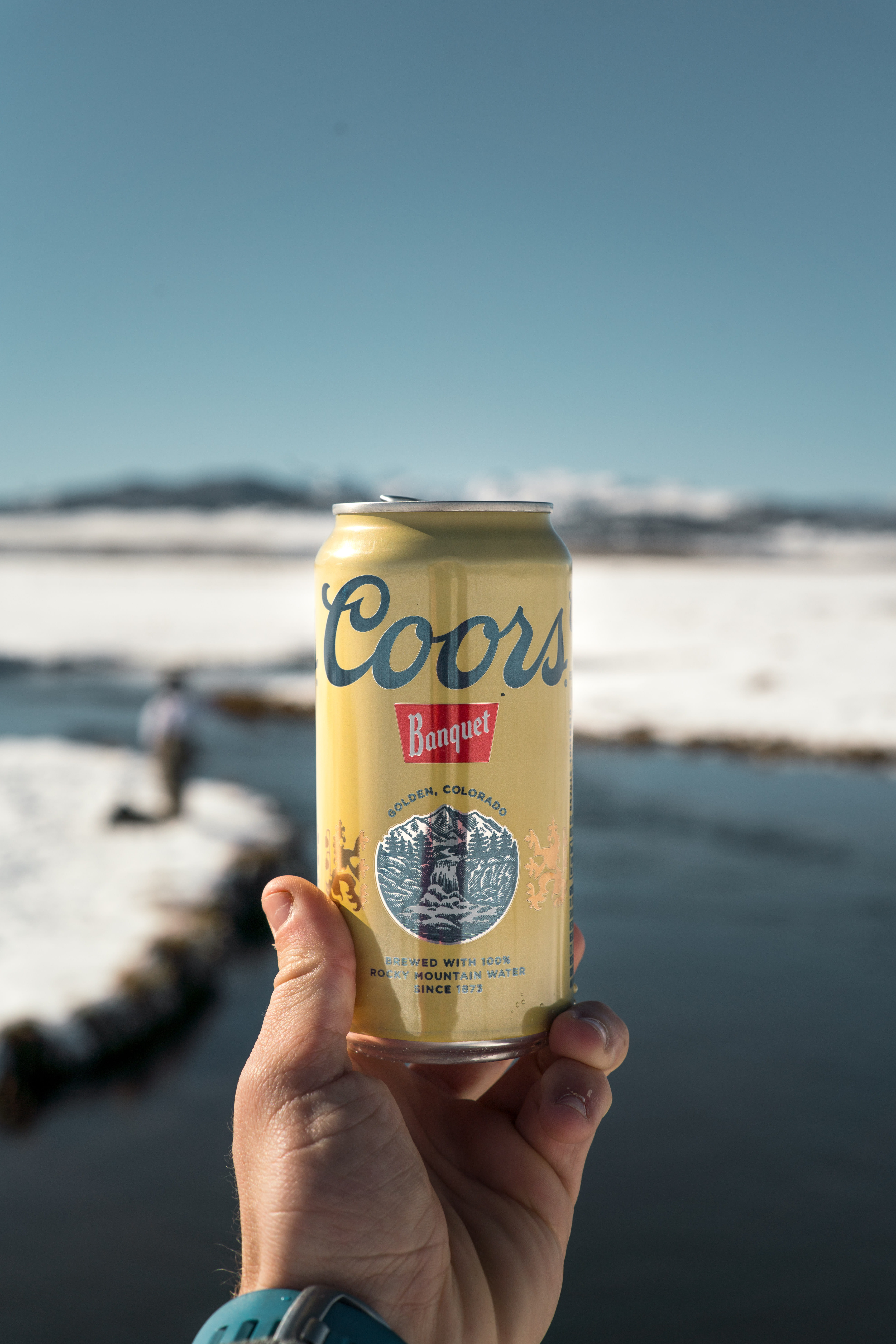 one person, mammoth, 8K, nature, real people, can, coors banquet, beverage, tin, boulder, lifestyles, refreshments, california, alcohol, sea, eastern sierras, Phone HD Wallpaper