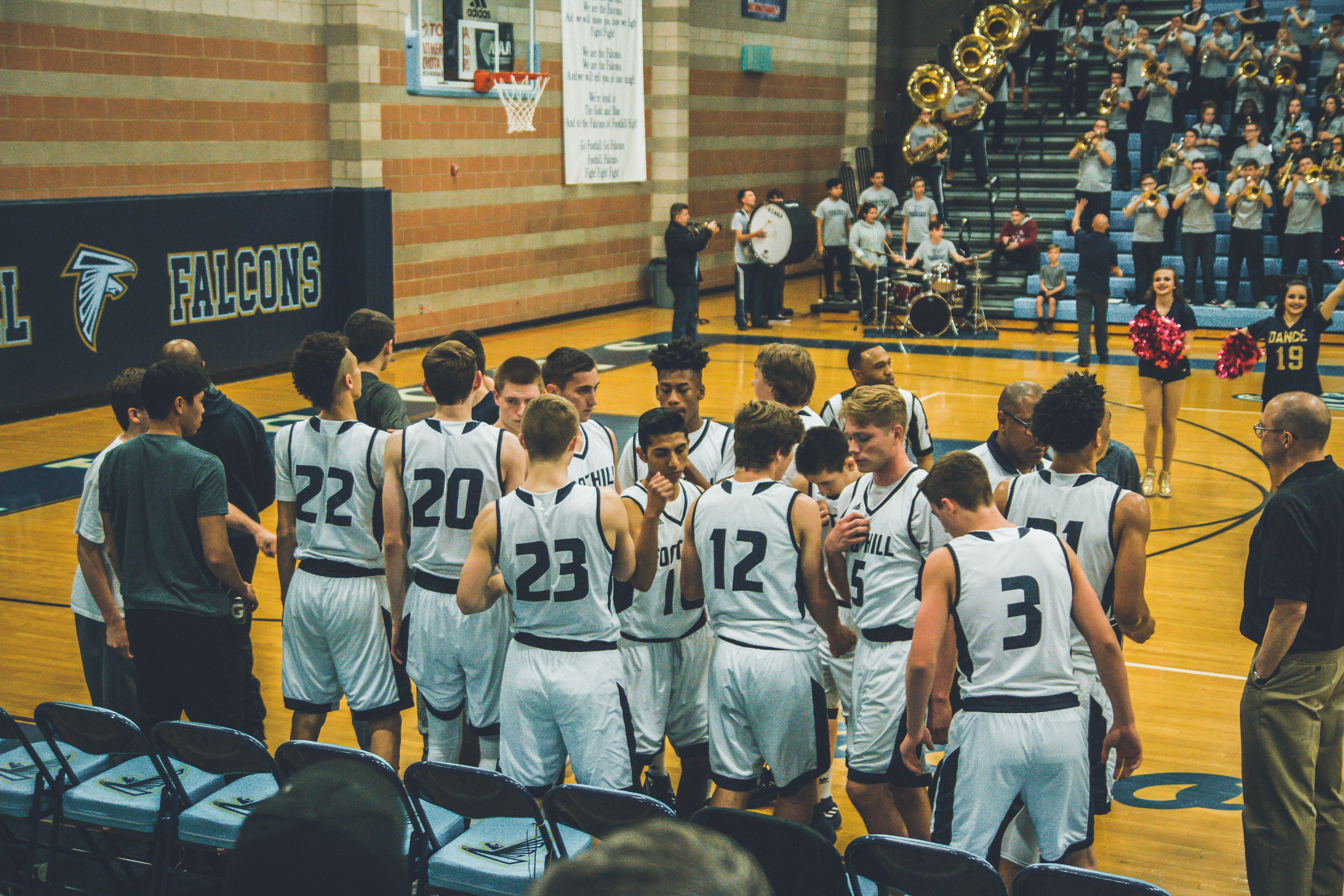 standing, court, basketball, architecture, band, real people, women, transportation, falcon, walking, team, large group of people, athlete, players, hardwood, HD Wallpaper