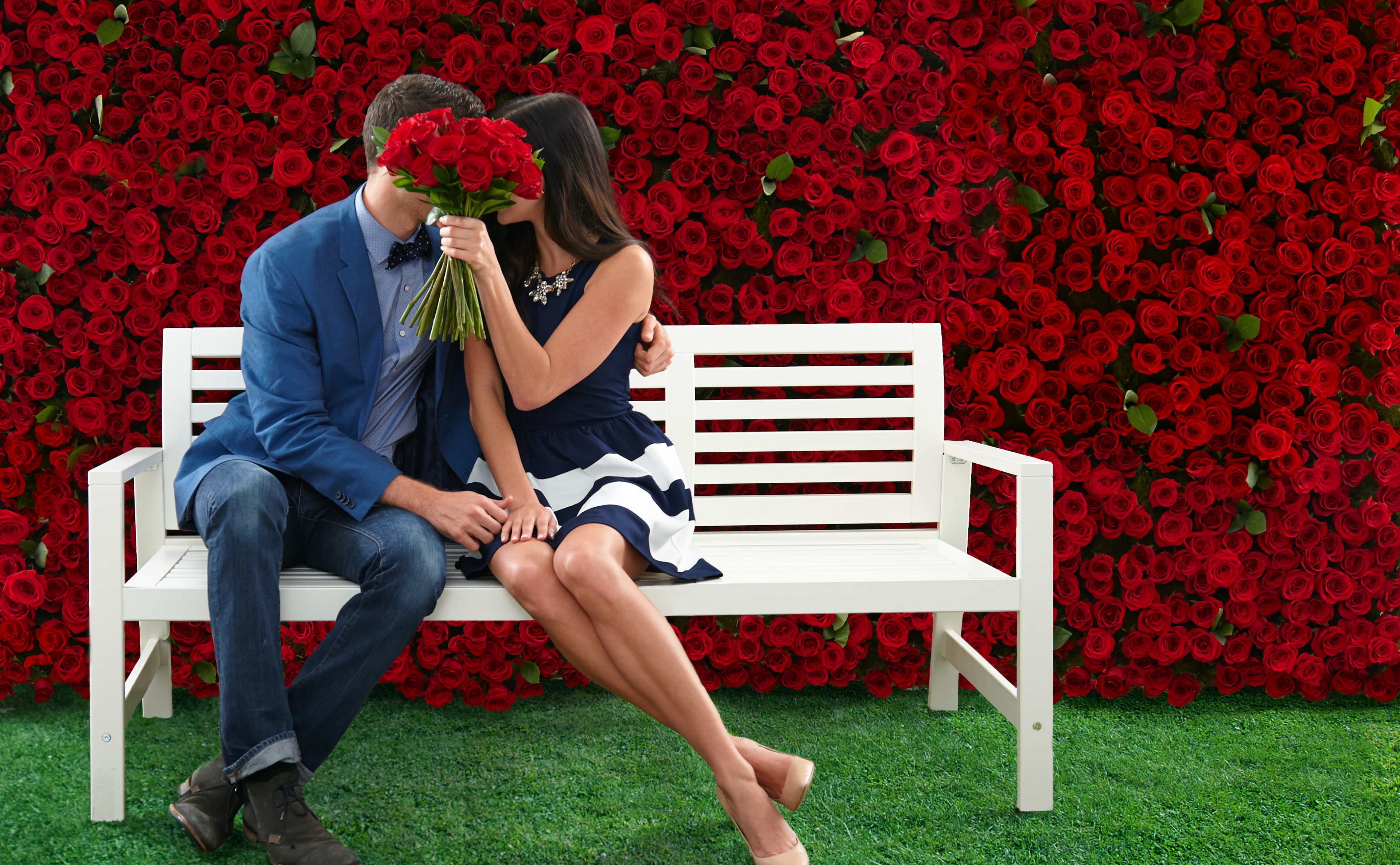 heterosexual couple, Couple, redroses, Flowers, black, park bench, young couple, men, tuxedo, positive emotion, valentine, Fancy, young men, dress, Beautiful, HD Wallpaper