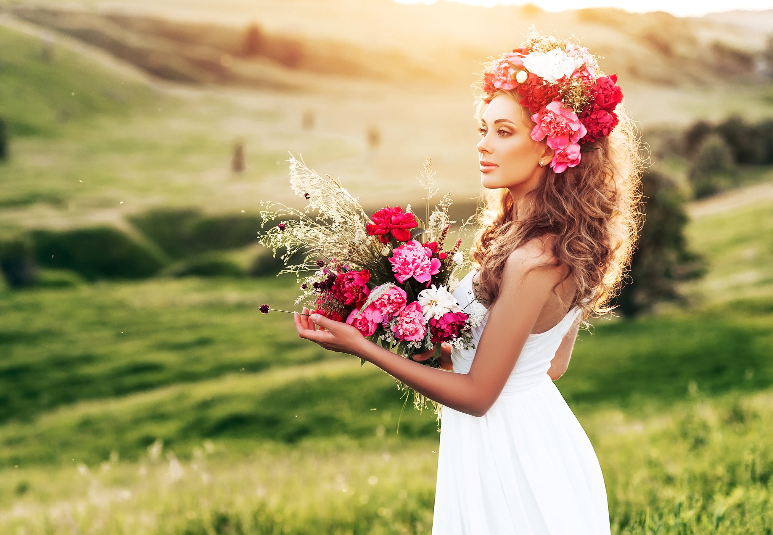 flower arrangement, outdoors, makeup, 2K, flowers, grass, sleeveless, young adult, laurel wreath, beauty, hairstyle, beautiful woman, fashion, landscape, HD Wallpaper