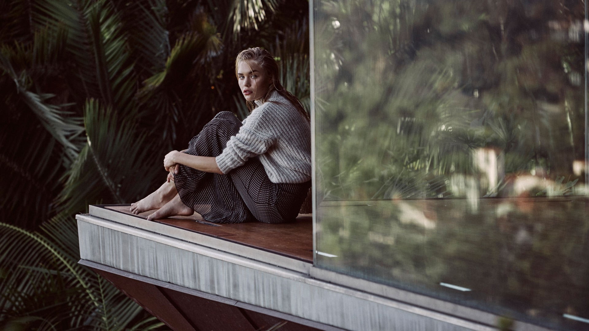 relaxation, tree, one person, casual clothing, females, three quarter length, Brooke Perry, sitting, women, leisure activity, contemplation, looking, window, HD Wallpaper