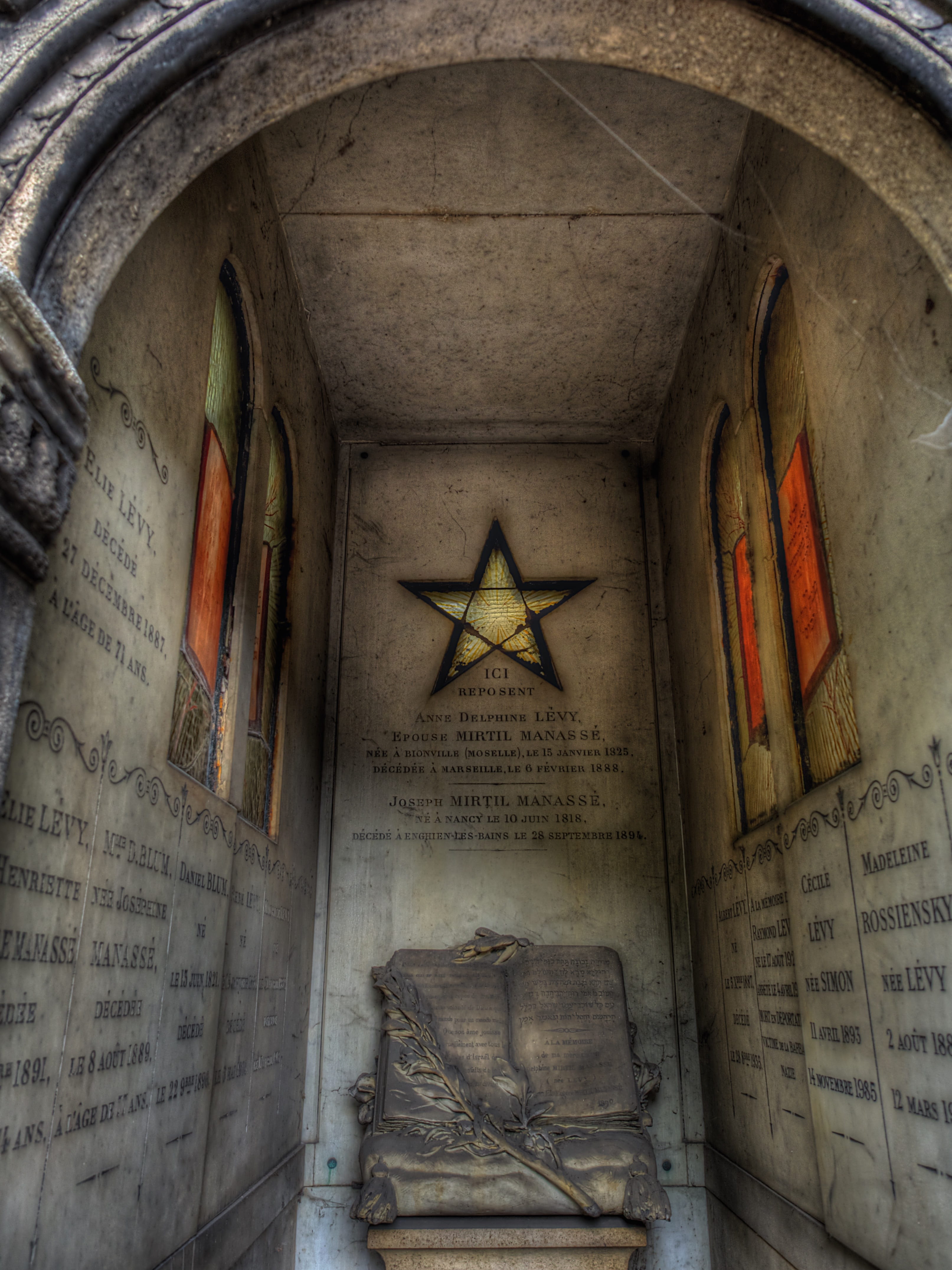 holy, rest, arch, Tomb, paris, Montmartre, sculpture, memorial, funeral, indoors, stone, death, resting place, seelig, the past, last calm, Grave, spirituality, Phone HD Wallpaper