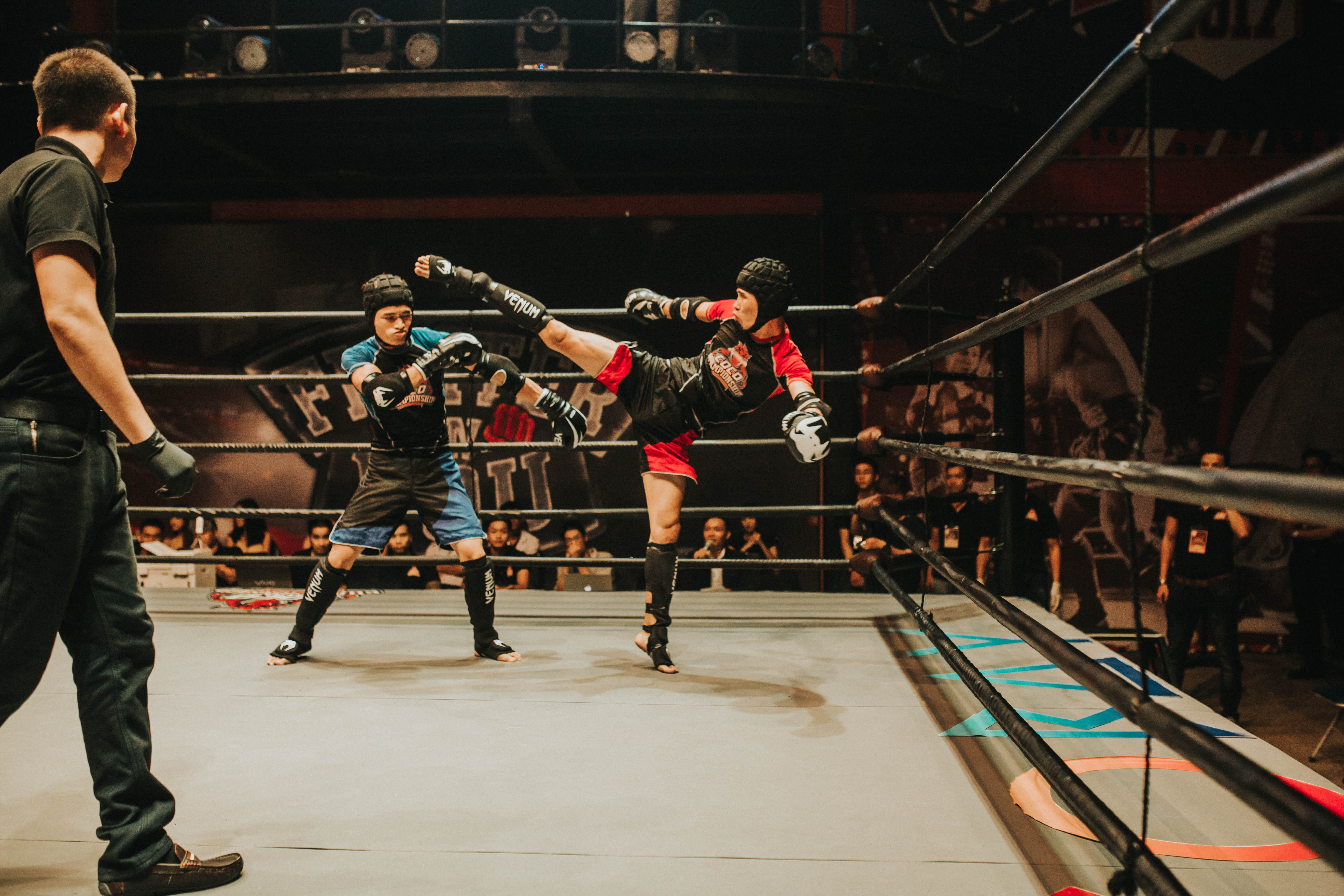 incidental people, 5K, real people, fighting, motion, battle, skill, indoors, boxing, wear, stadium, determination, architecture, boxing - sport, full length, HD Wallpaper