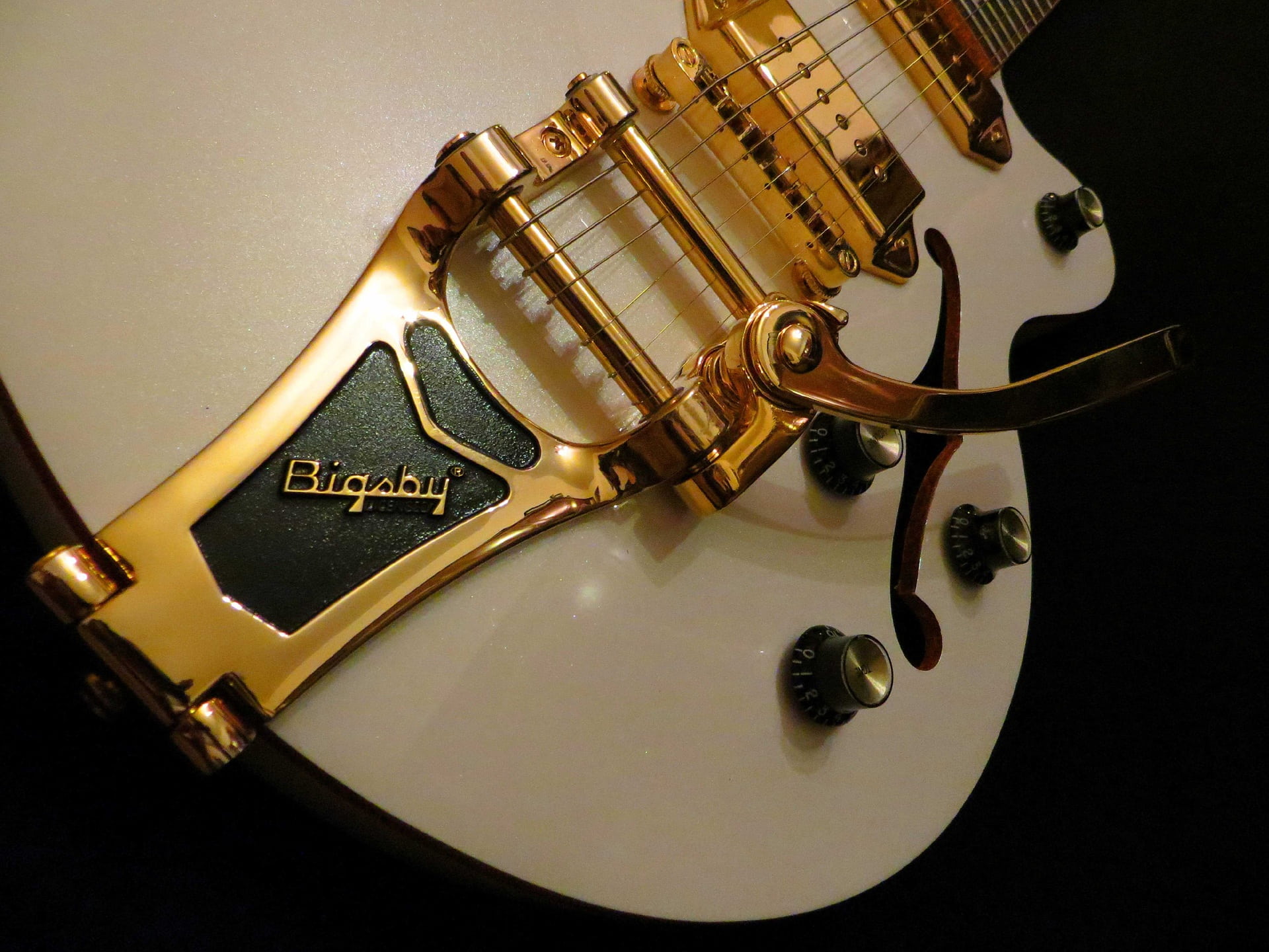 string Instrument, wild kat royale, white, text, electric Guitar, western script, gold colored, rockabilly, view details, archtop, high angle view, vibrato lever, HD Wallpaper