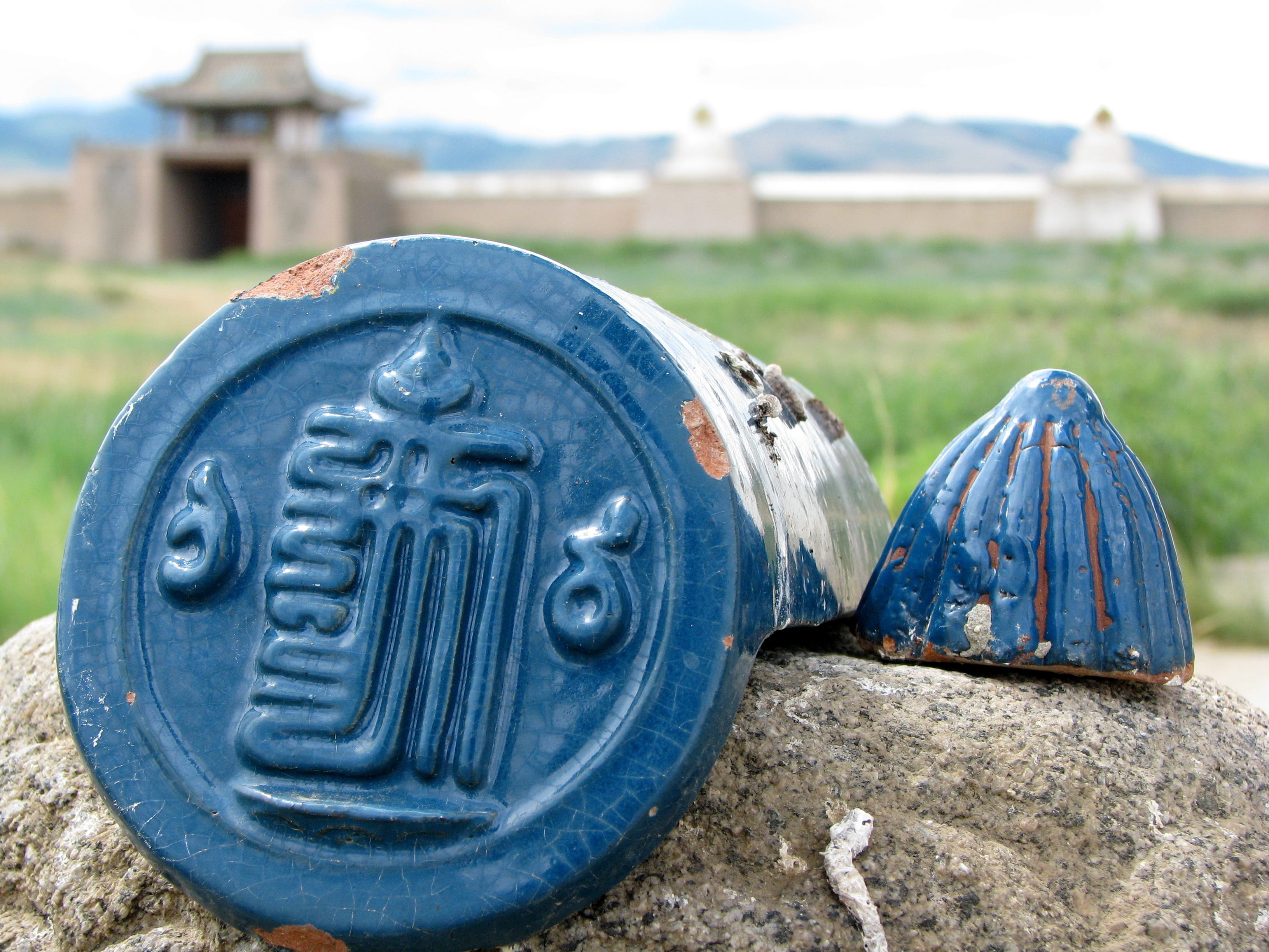 focus on foreground, Temple, military, no people, stone, Catfish, grass, Tile, the past, choch catfish, 16th century, day, monastery, Buddhism, clothing, HD Wallpaper