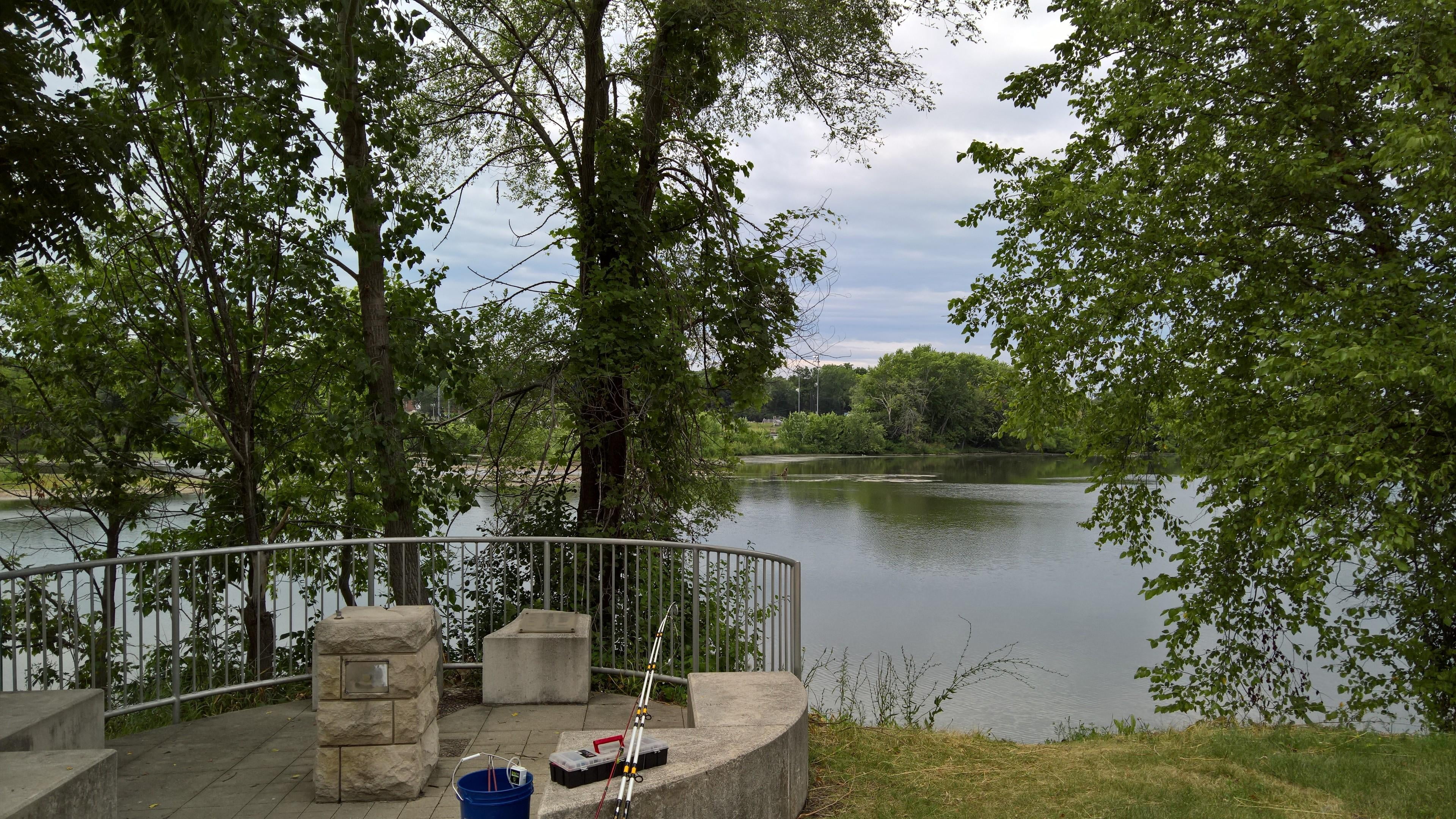 railing, fish, catfishing, day, no people, nature, sky, beauty in nature, green color, 4K, lake, scenics - nature, outdoors, river, fishing, growth, tranquility, HD Wallpaper