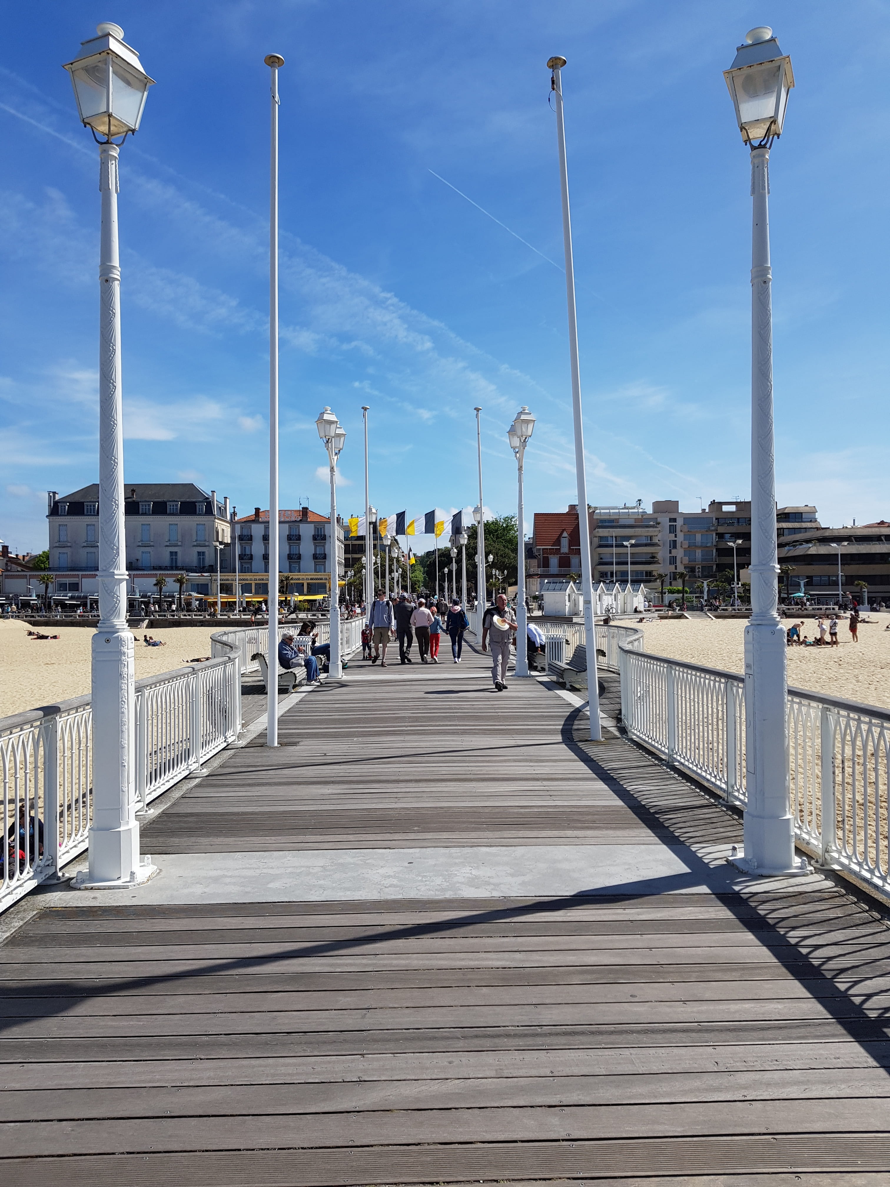 street light, railing, ocean, architecture, group of people, sunlight, footpath, outdoors, bridge, direction, building exterior, 4K, the way forward, arcachon, Phone HD Wallpaper