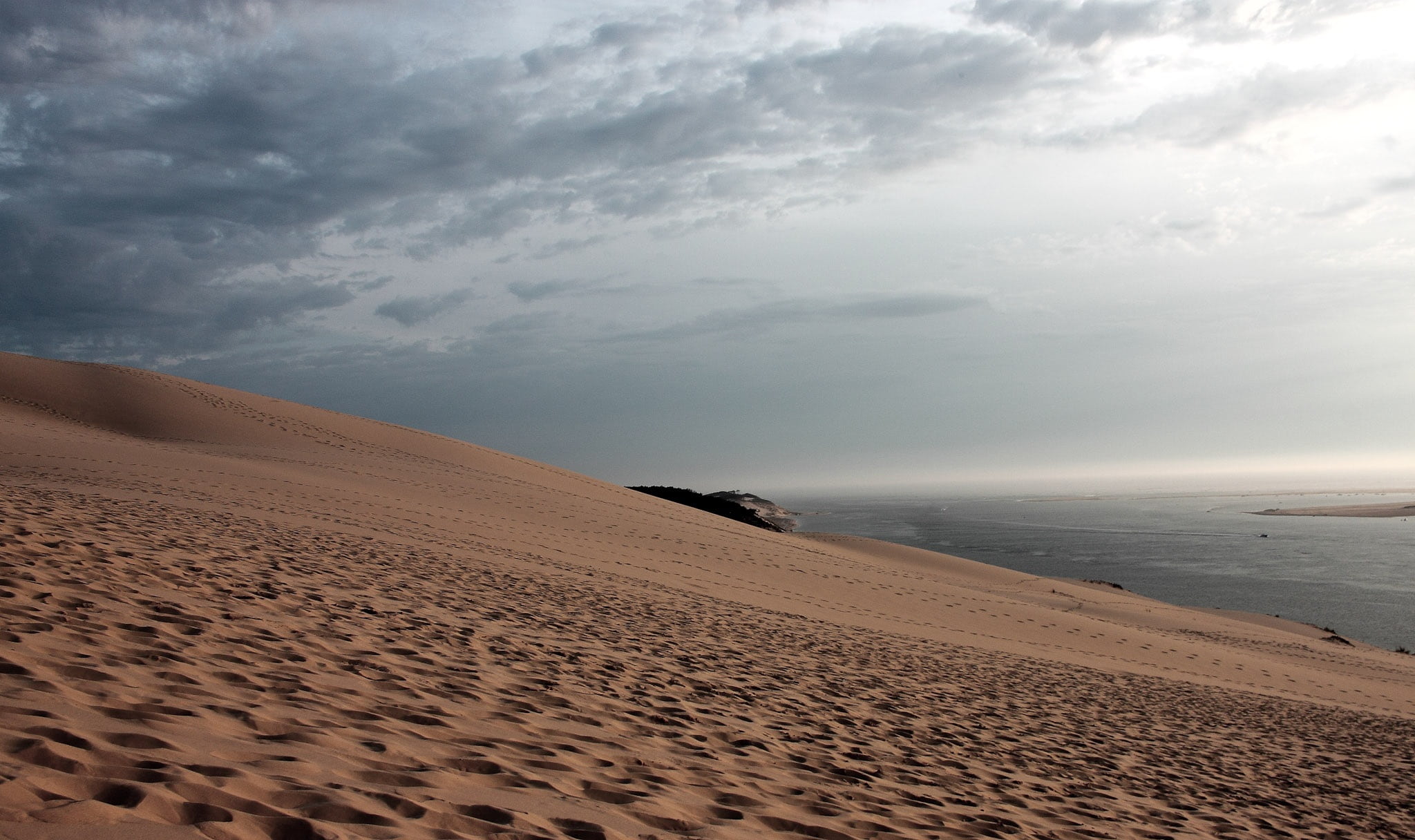 sand dune, arcachon, dramatic sky, horizon, water, tranquility, 1080P, dune you pilat, nature, atlantic coast, sea, seascape, horizon over water, beauty in nature, HD Wallpaper