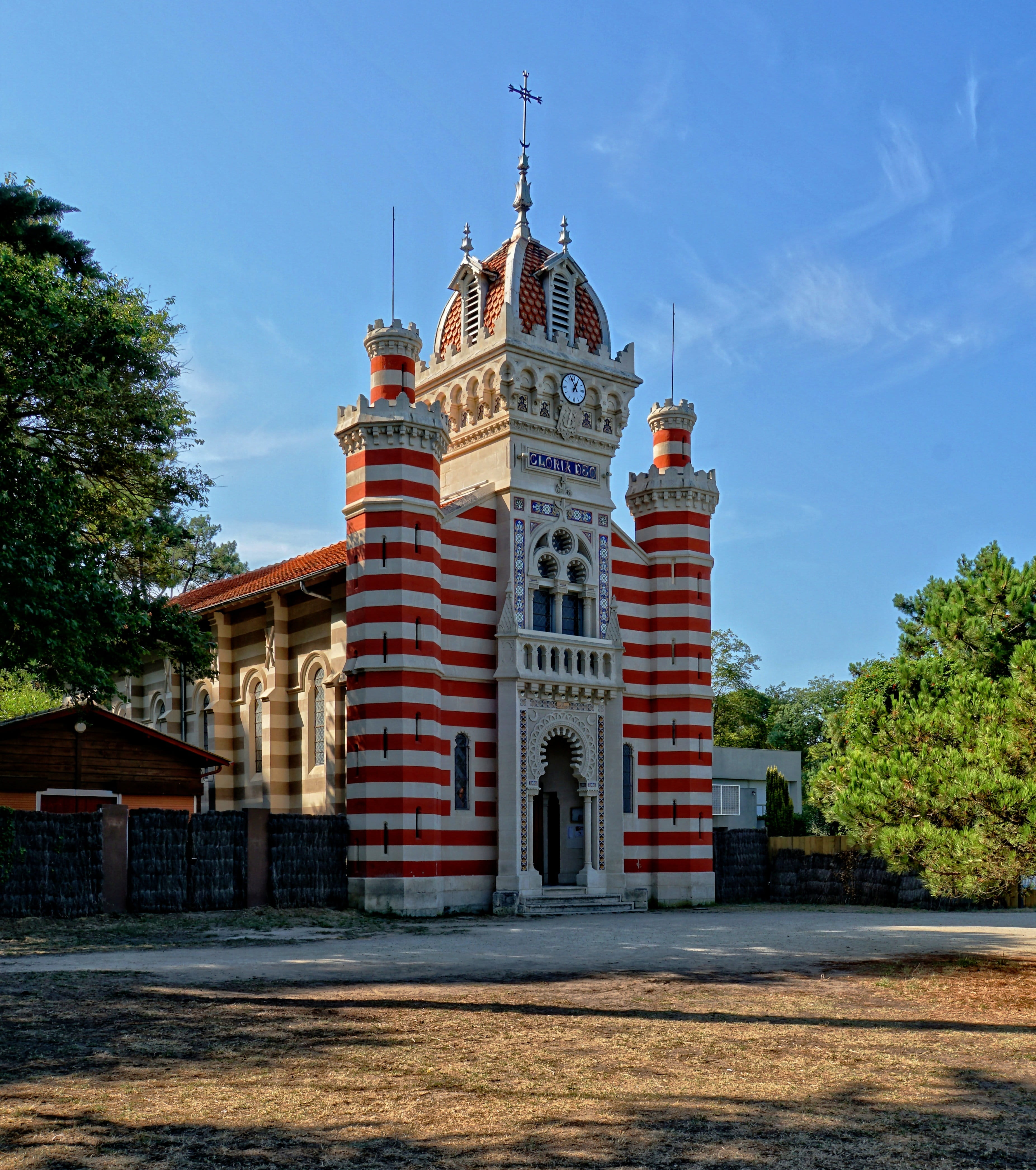 building exterior, chapel, 4K, le cap ferret, travel destinations, religion, facade, building, no people, place of worship, old, history, belief, the past, Phone HD Wallpaper