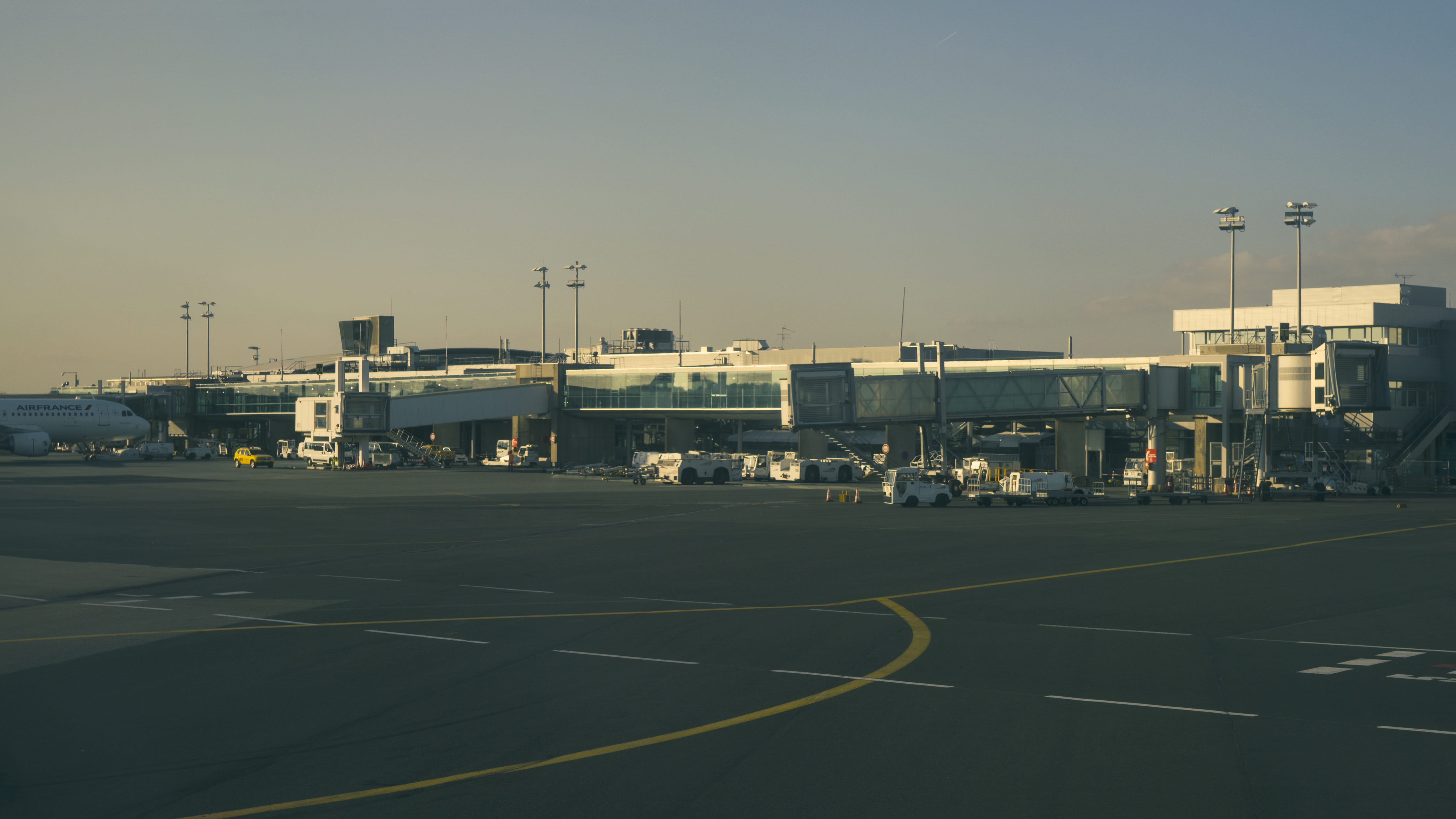 nature, luggages, plot, marking, caddies, bouguenais, ground, street, air, vehicules, copy space, city, nantes atlantique airport, outdoors, sony, lines, HD Wallpaper