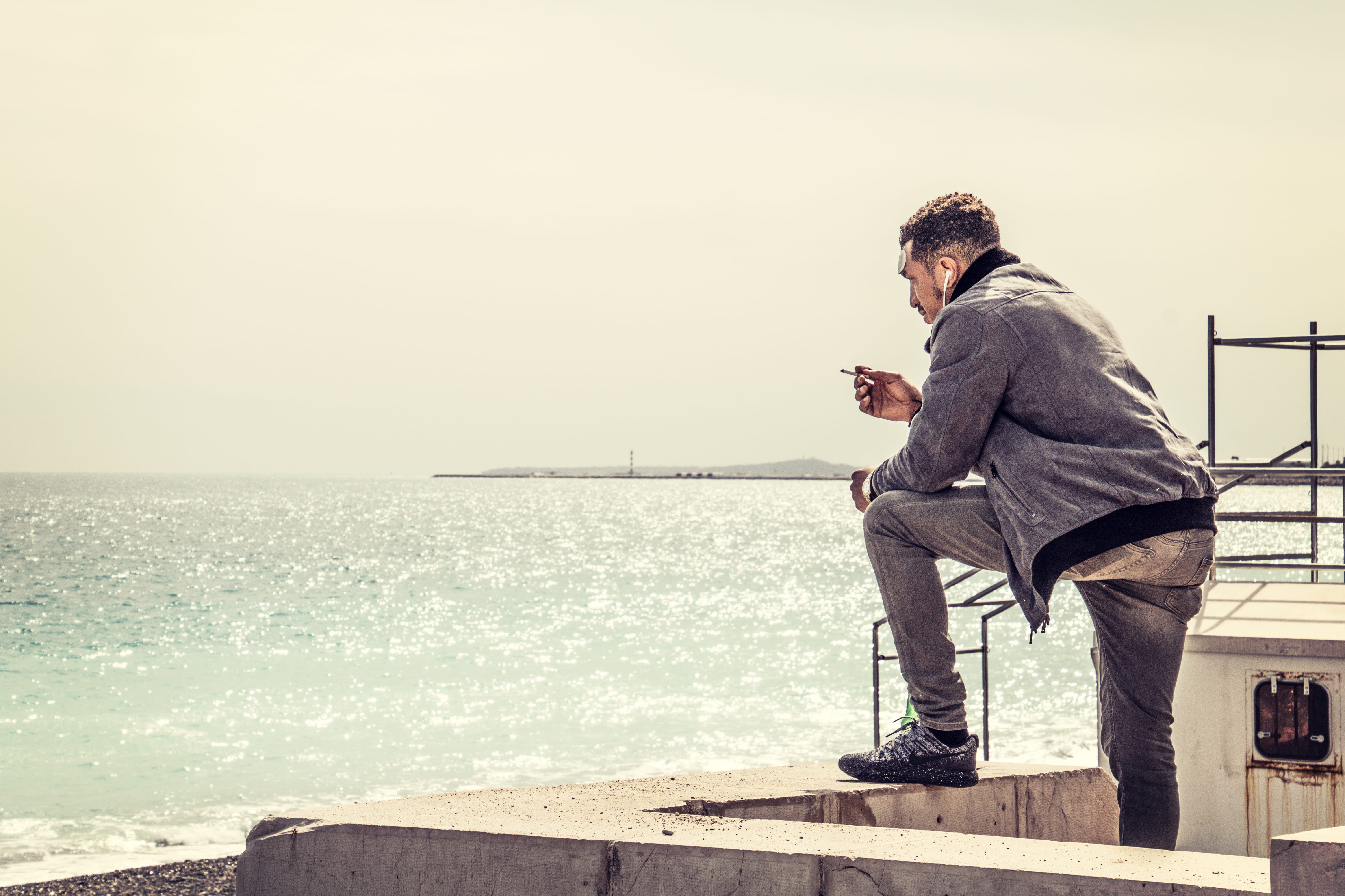 mobile phone, side view, lifestyles, leisure activity, wireless technology, horizon over water, technology, man, outdoors, sitting, 5K, nizza, music, nice, HD Wallpaper