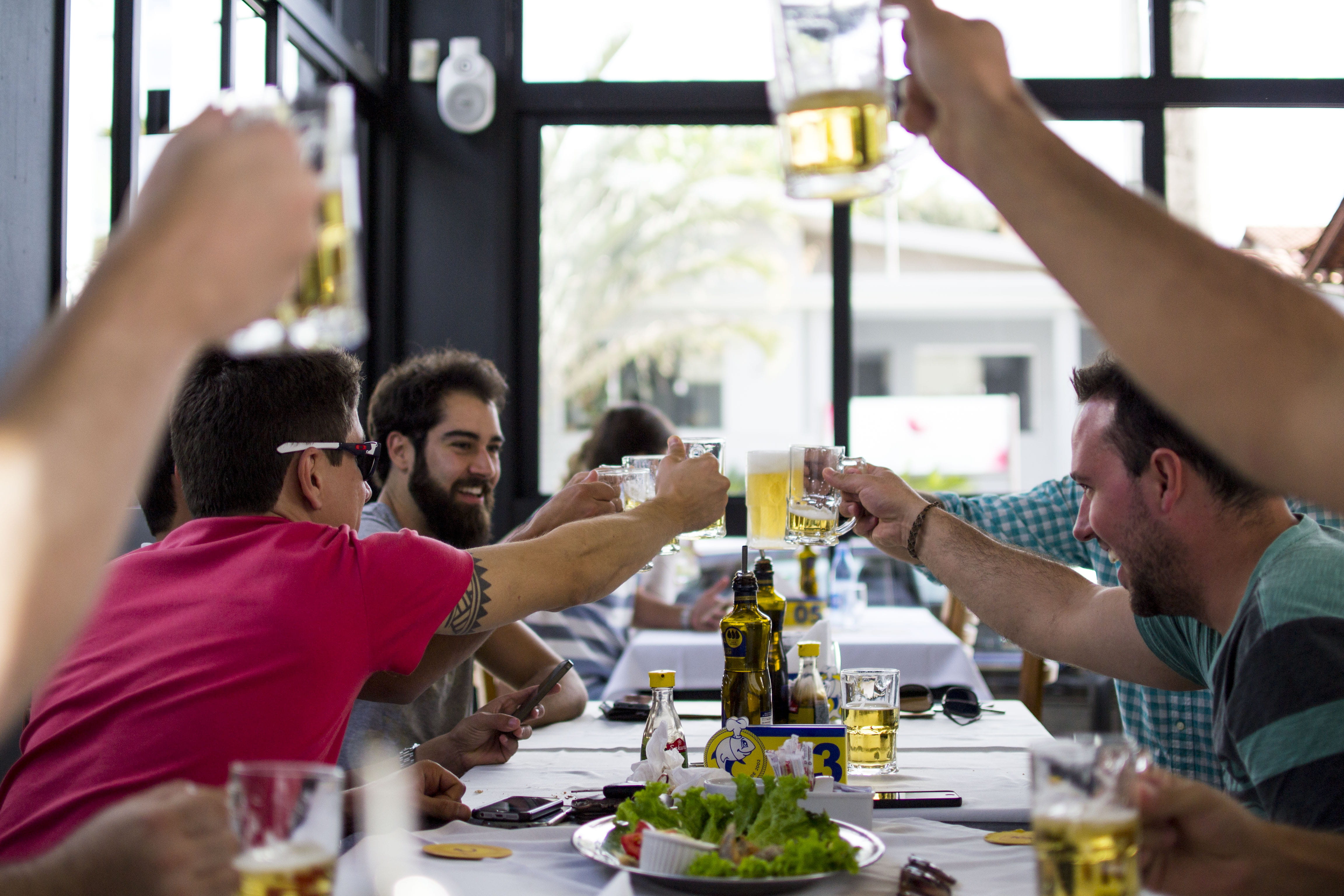 4K, trairas filé, cocktail, bar, smiling, meal, celebration, brazil, mug beer, restaurant, happiness, food, group of people, men, cerveja, togetherness, HD Wallpaper