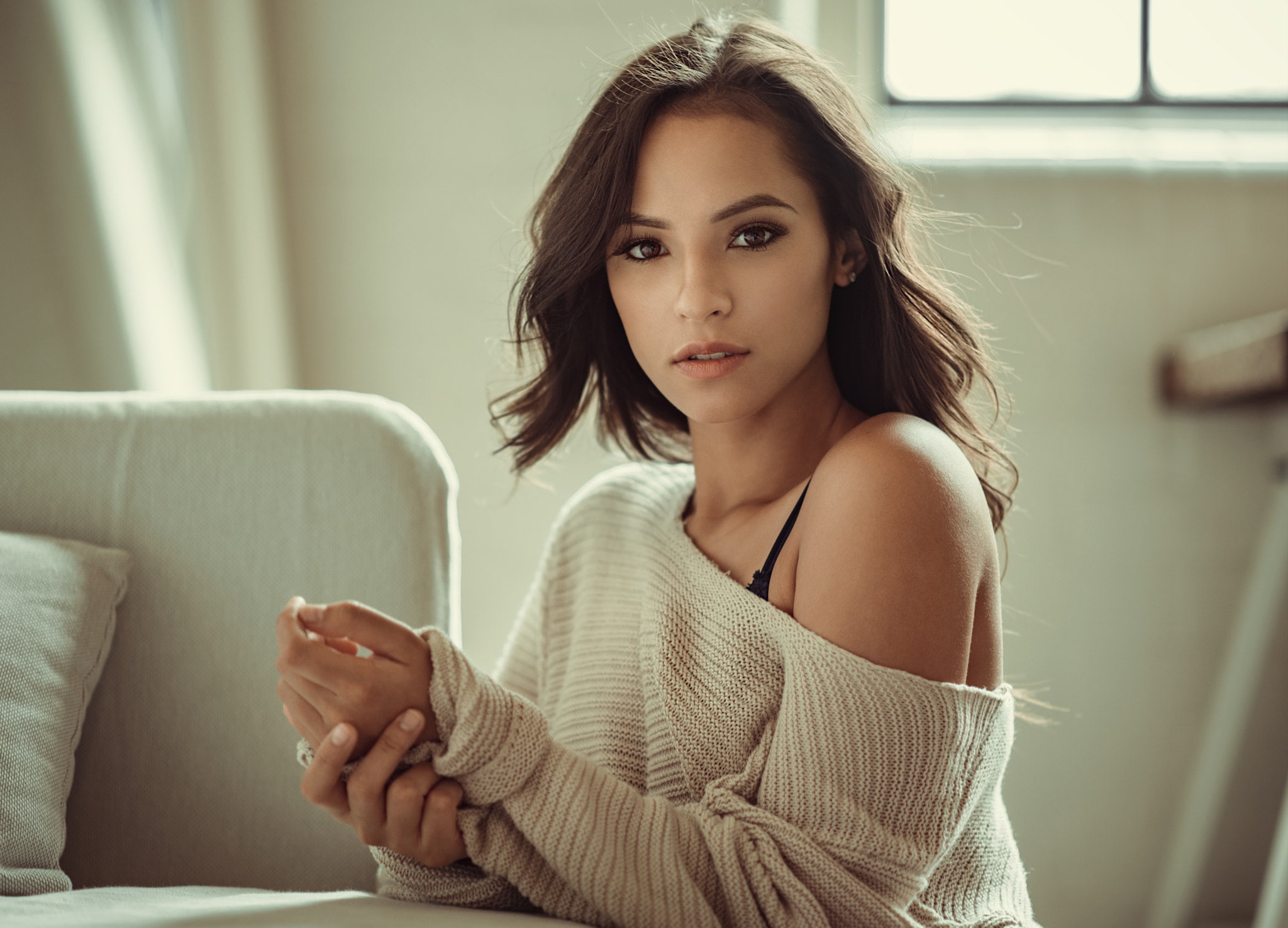 Julien Fischer, hair, young adult, one person, sofa, looking at camera, living room, 1080P, brown hair, adult, home interior, long hair, young women, sitting, HD Wallpaper