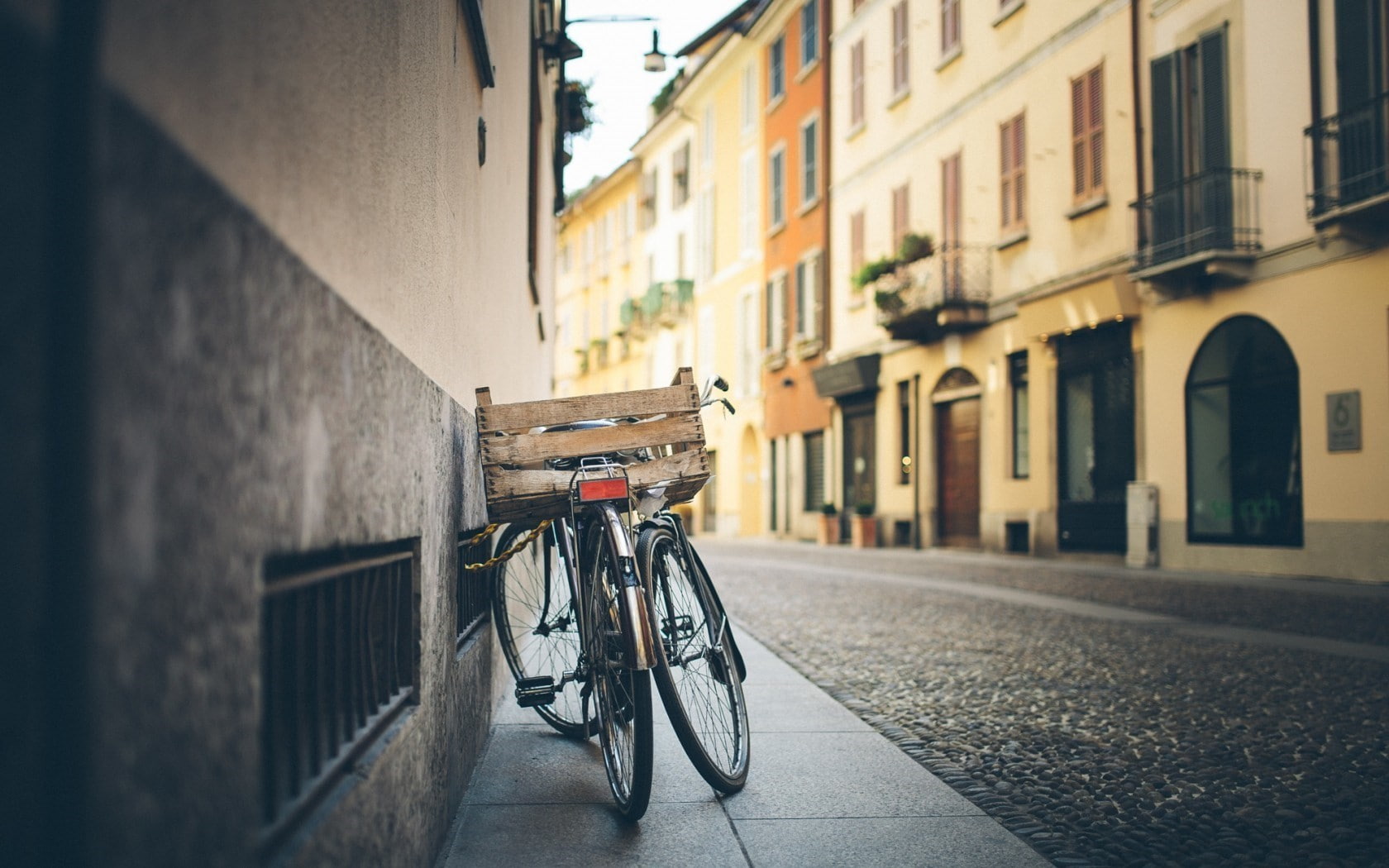 no people, stationary, city life, architecture, land vehicle, building, depth of field, outdoors, day, focus on foreground, pavements, parking, city, beige, HD Wallpaper