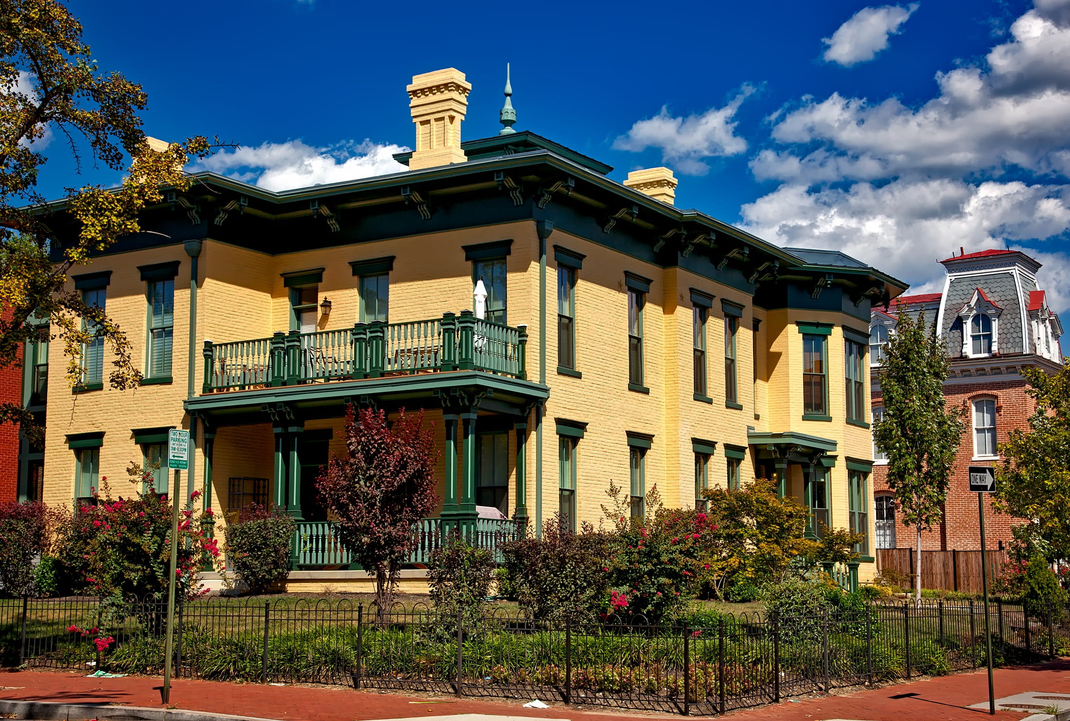 residential district, entrance, garden, architectural column, architecture, building, town, outdoors, windows, window, daylight, cloud - sky, city, yellow, HD Wallpaper