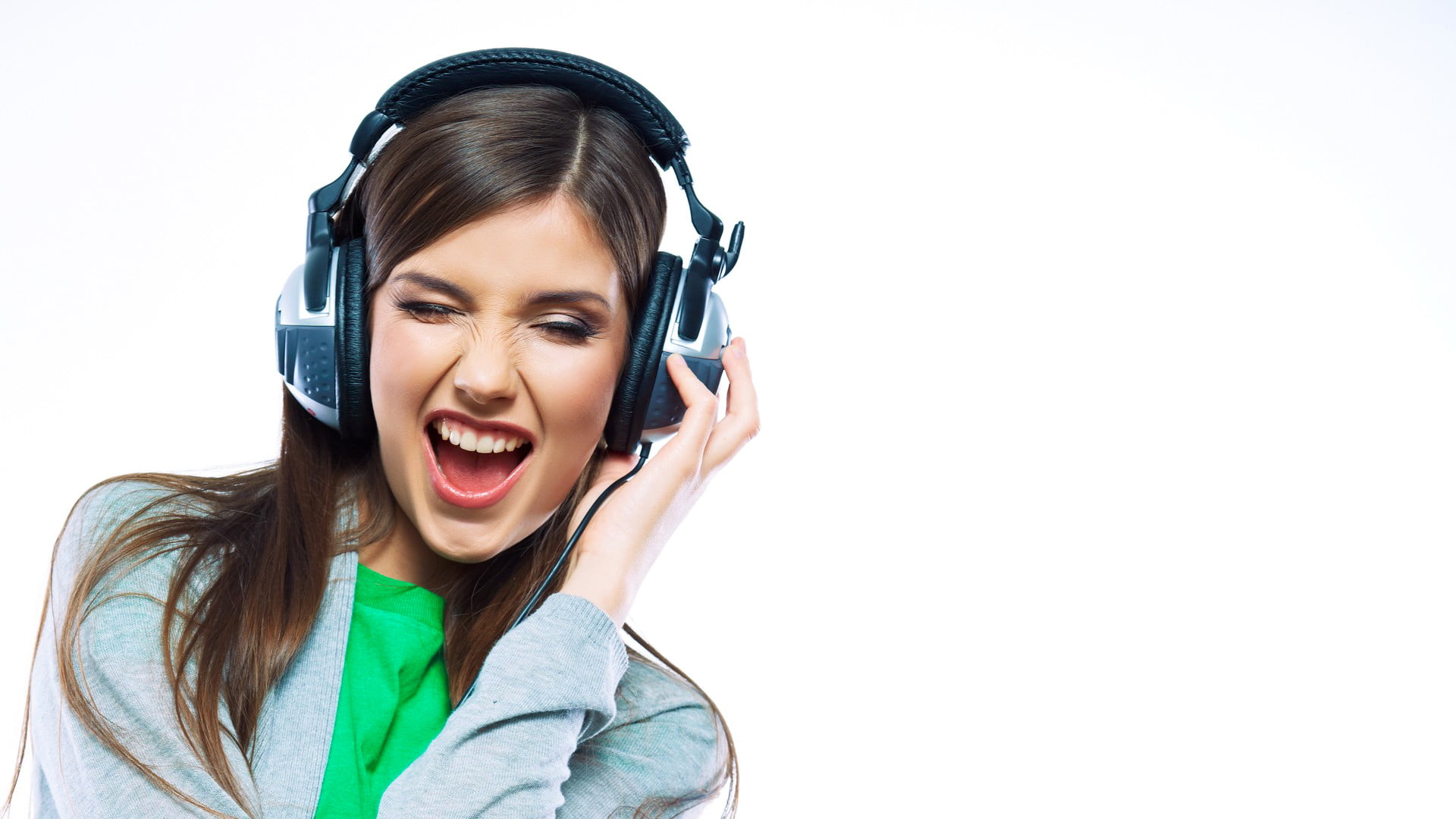 beauty, 1080P, studio shot, listening, headshot, black, music, headphones, communication, technology, casual clothing, copy space, portrait, women, emotion, HD Wallpaper