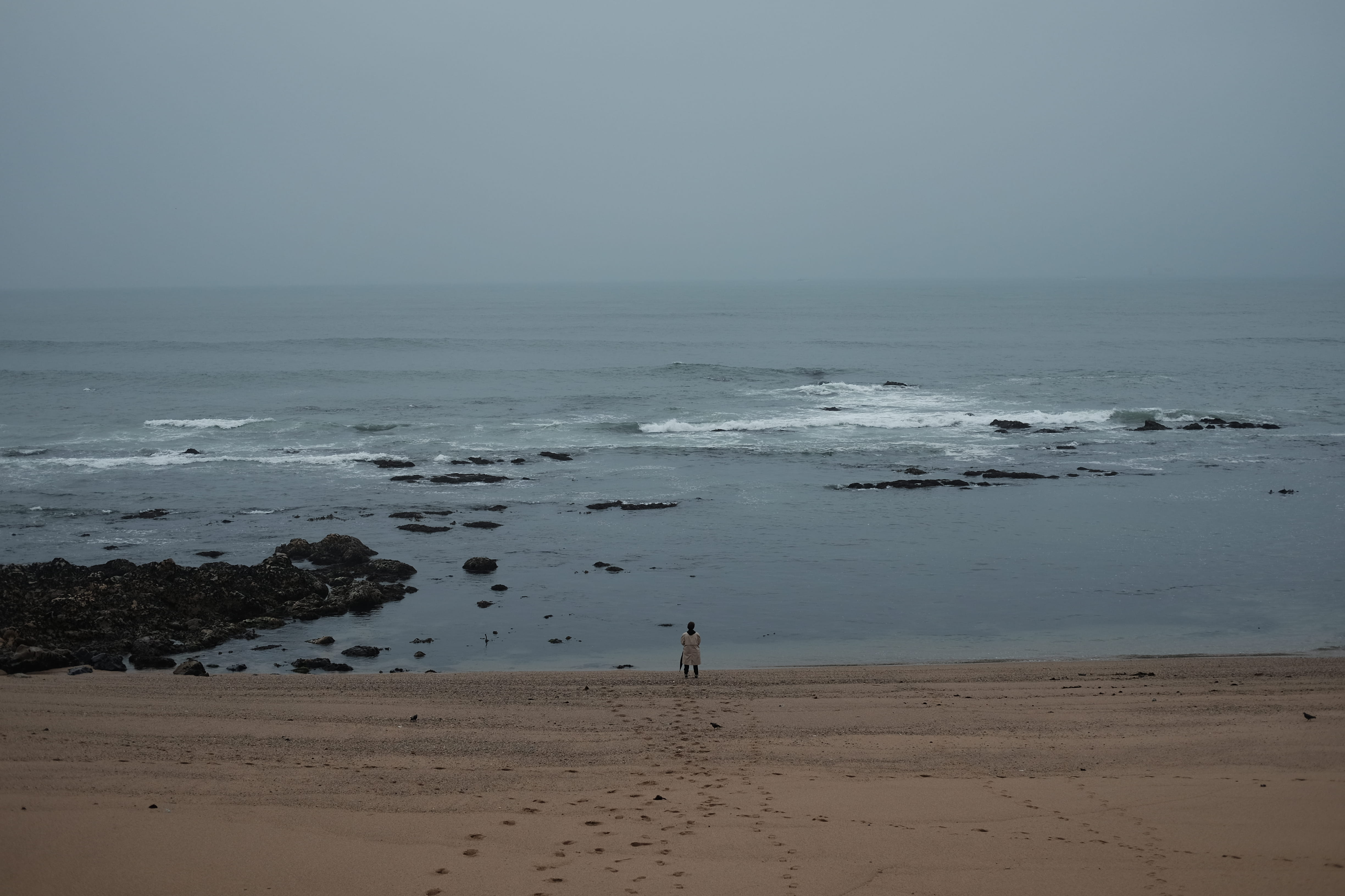 ocean, water, peace, land, fog, scenics - nature, outdoors, oporto, horizon, beauty in nature, 4K, horizon over water, man, tranquility, sea, standing, HD Wallpaper