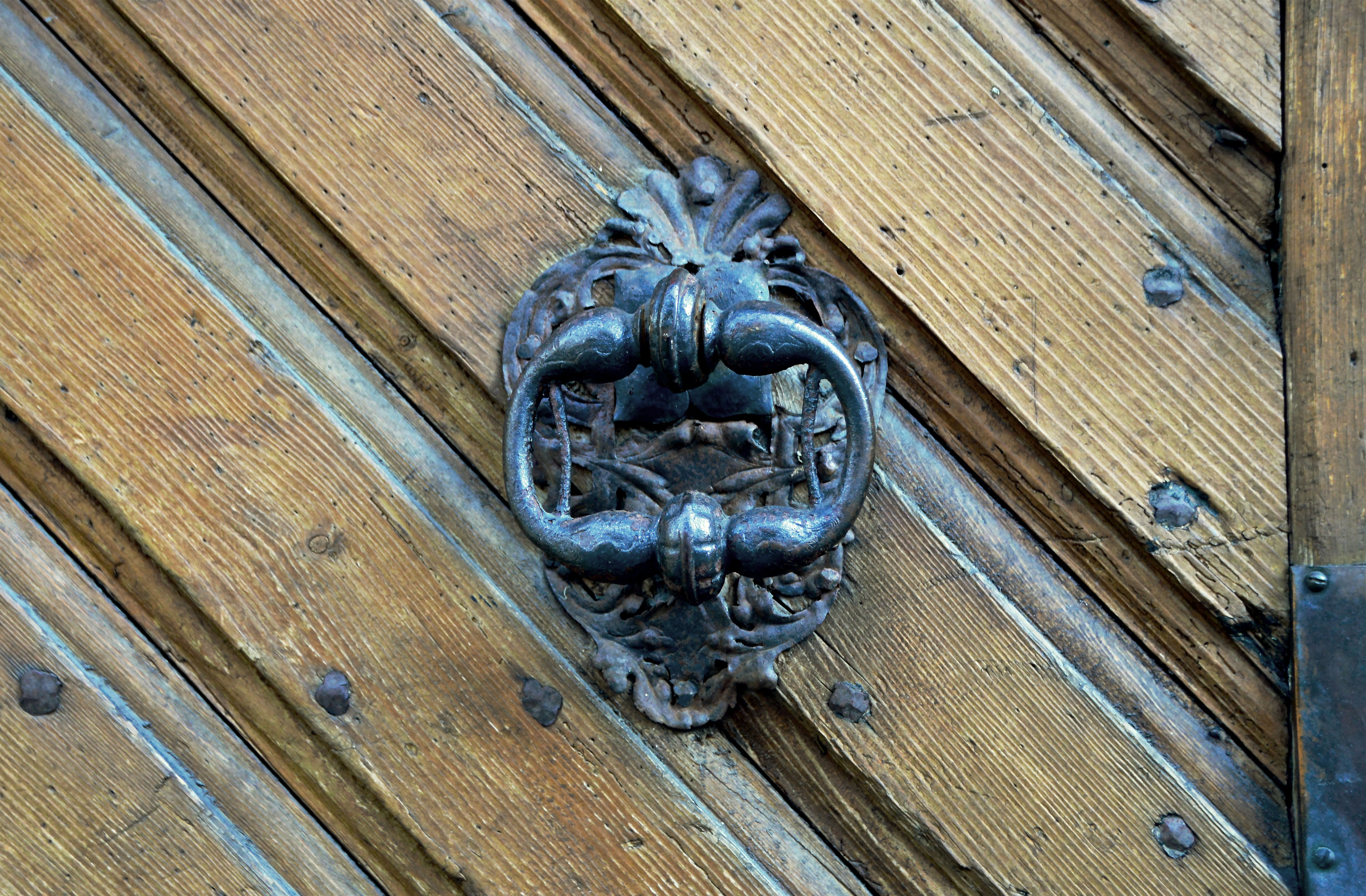 used, knob, door, castle, completed, art and craft, pattern, metal, entrance, old, carving, 5K, bks castle, wood - material, door knocker, close-up, design, HD Wallpaper