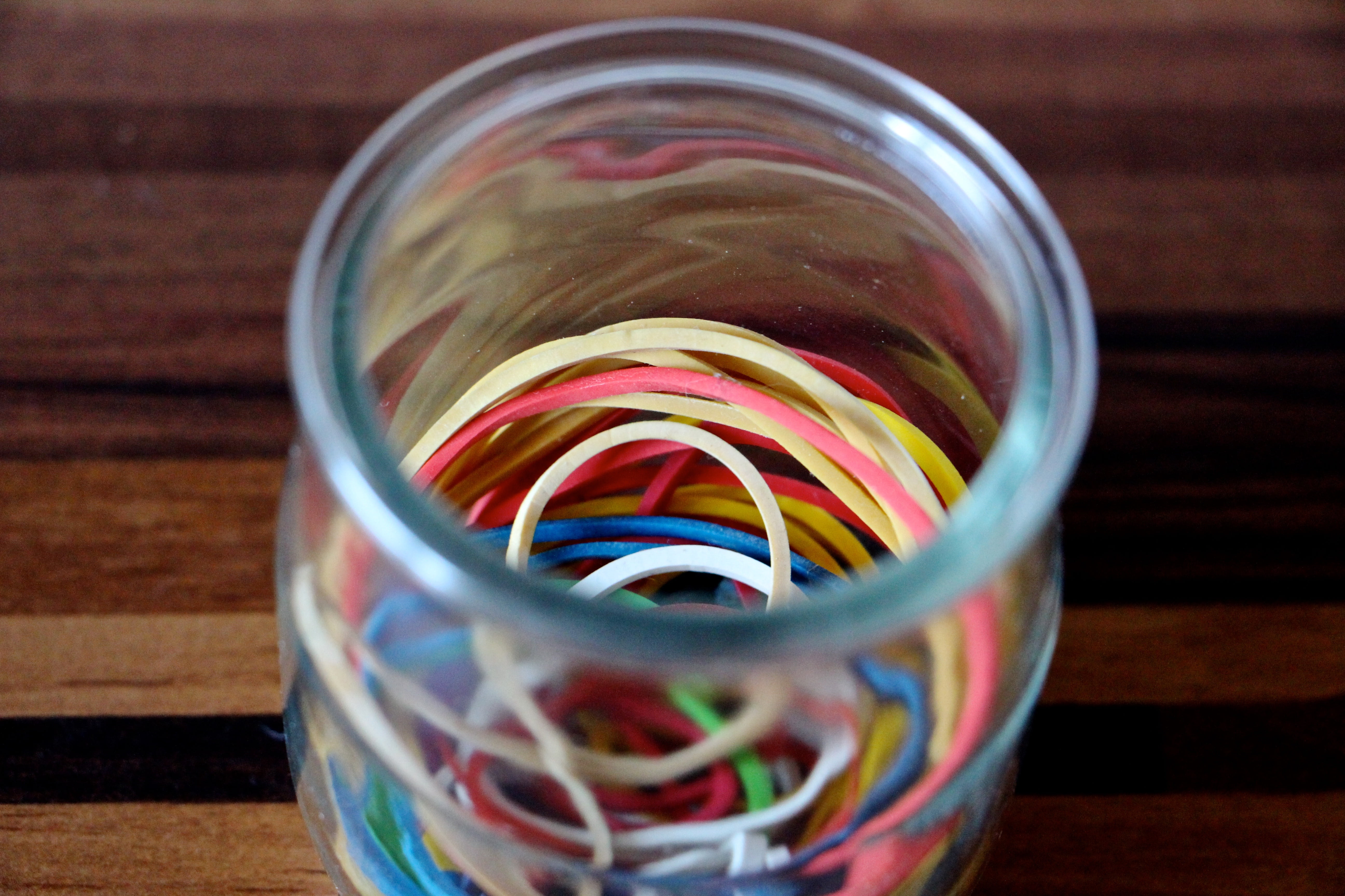 focus on foreground, green, wood - material, 5K, rubber bands, drinking glass, indoors, selective focus, still life, glass, glass - material, drink, jar, HD Wallpaper