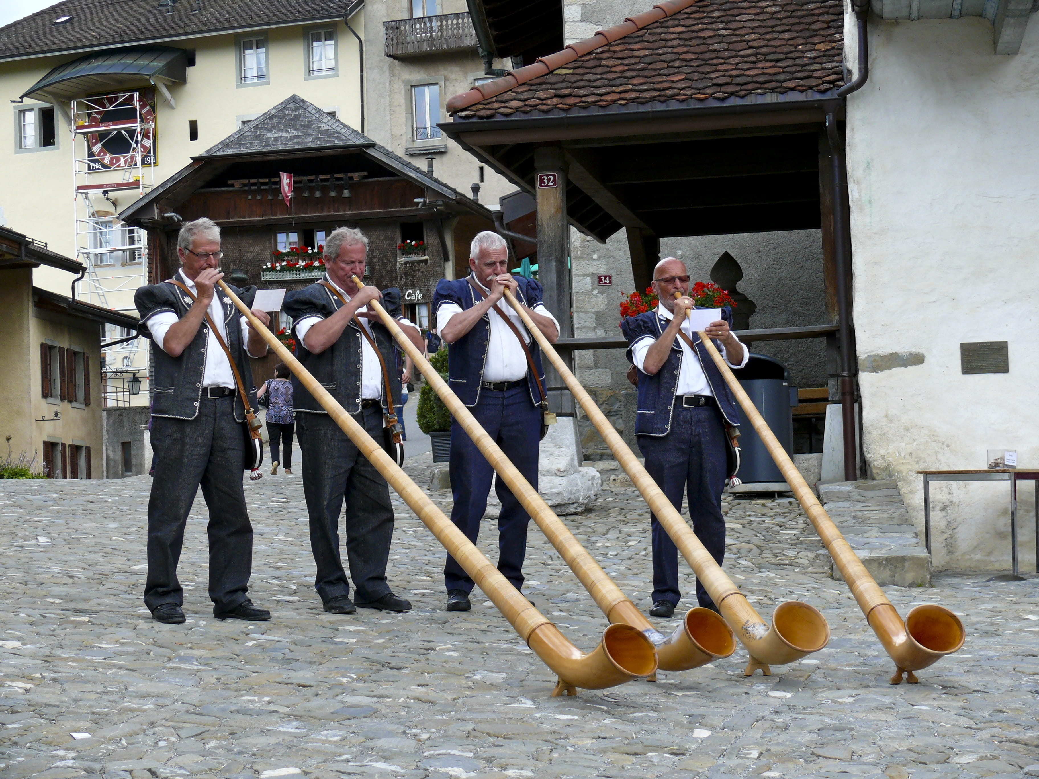 nature, men, built structure, 2K, architecture, full length, gruyère, switzerland, real people, adult, city, ringers, motion, building exterior, day, building, HD Wallpaper
