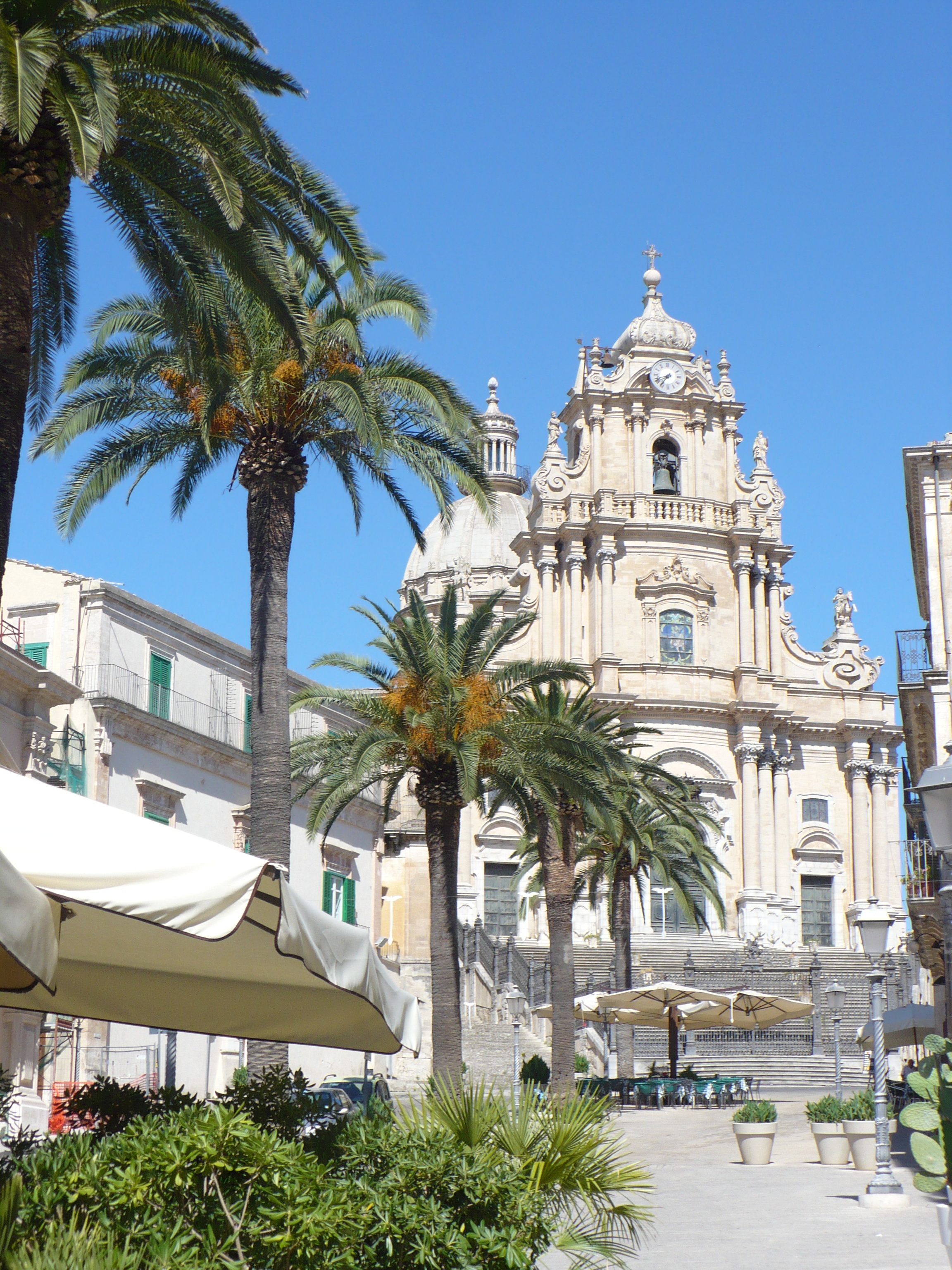palm tree, italy, place of worship, 2K, clear sky, building, sicily, baroque, ragusa ibla, architecture, tree, religion, building exterior, church, blue, Phone HD Wallpaper