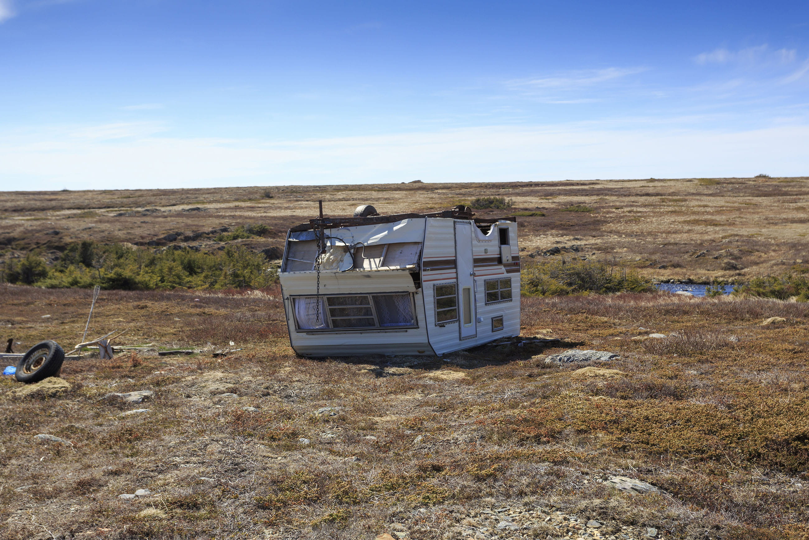 caravan, windows, rough, tranquility, alone, windy, vehicle, wind, sky, tranquil scene, 2K, scenics - nature, vacation, abandoned, mode of transportation, HD Wallpaper