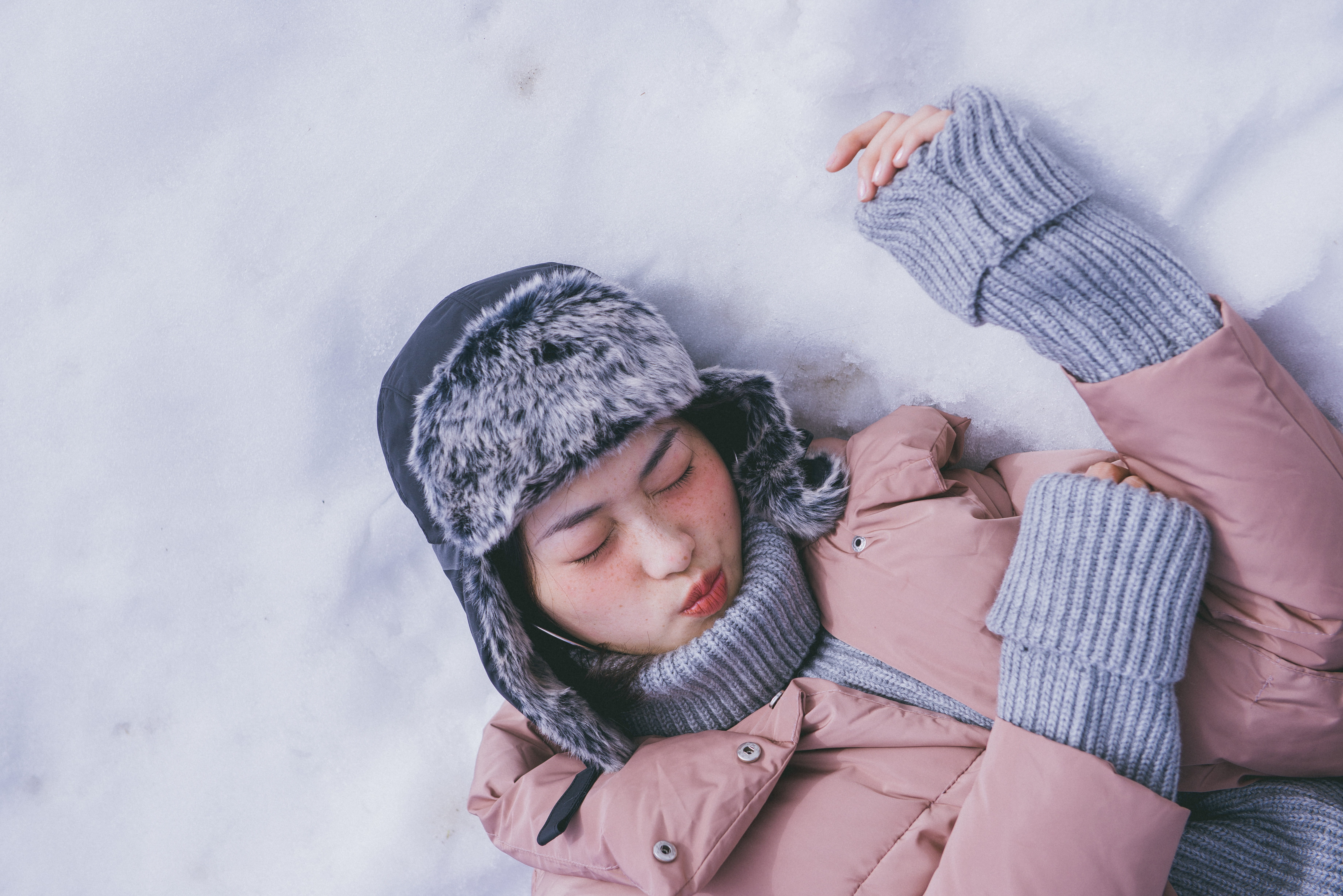 knit Hat, lady, child, caucasian Ethnicity, coat, cheerful, snow, cold - Temperature, day, hat, outdoors, real people, cold temperature, ground, men, lying, HD Wallpaper