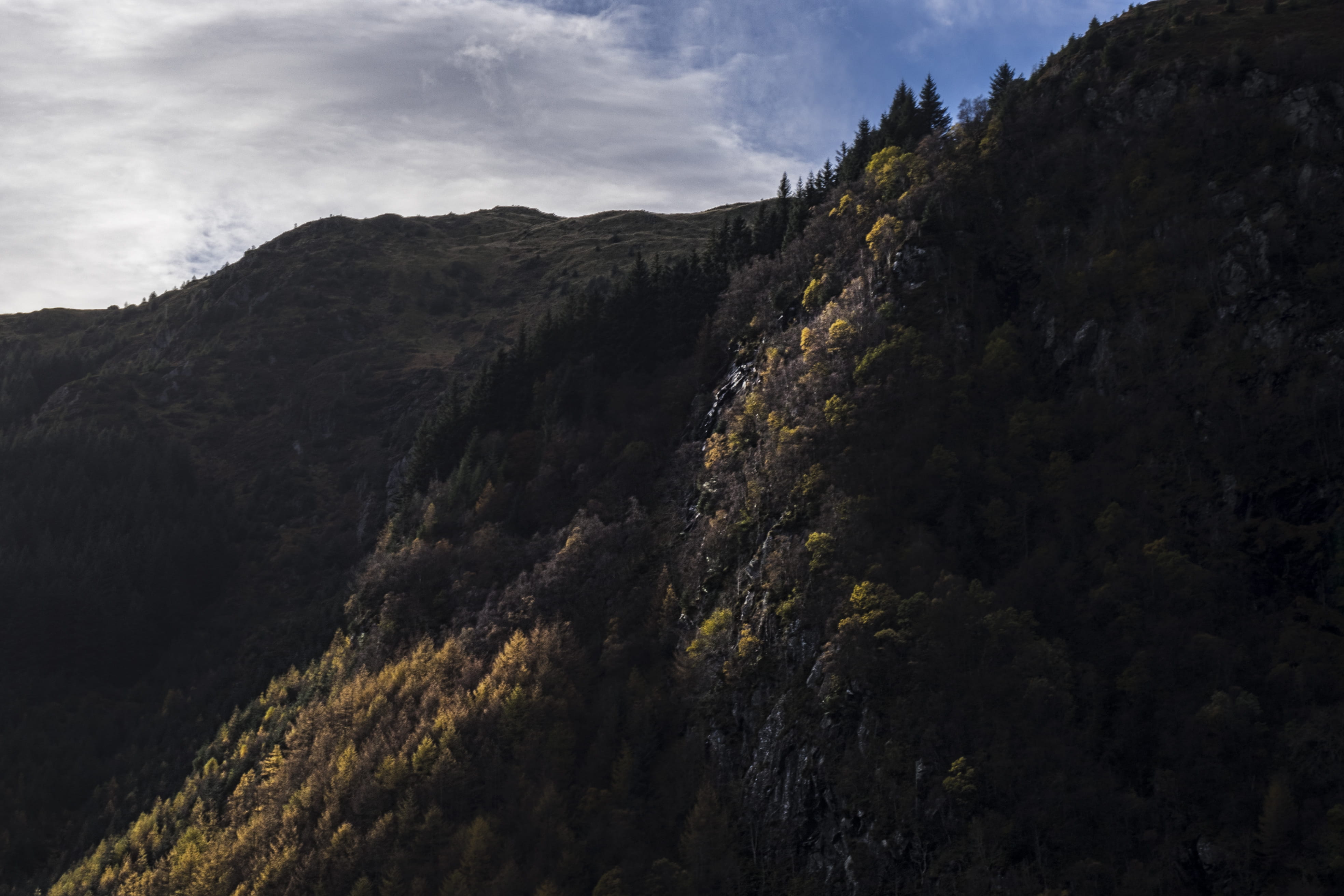 rock, clouds, environment, growth, outdoors, formation, tranquil scene, day, united kingdom, callander, loch lubnaig, trees, cloud - sky, mountain, pine, HD Wallpaper