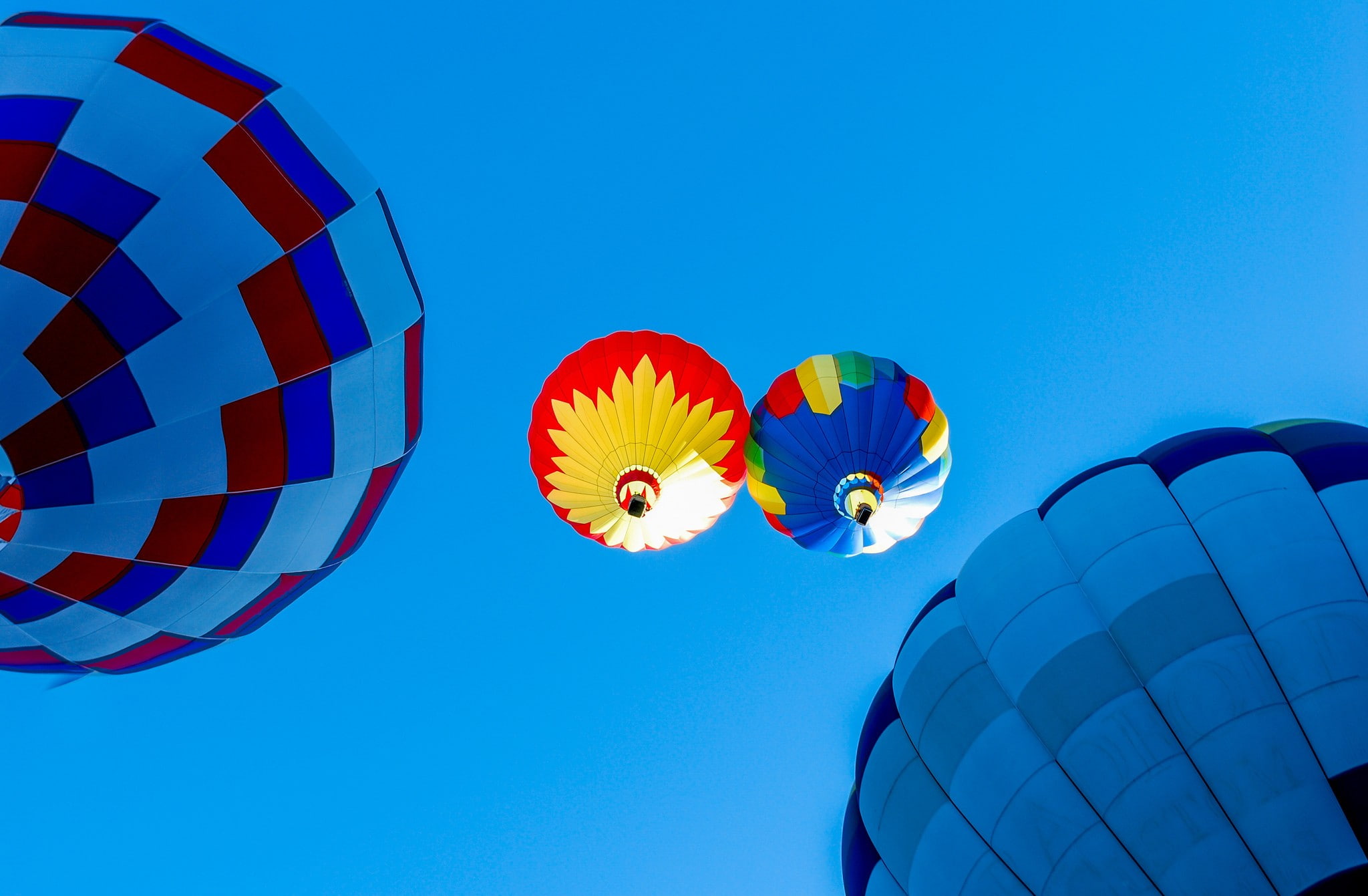 hot air balloon, travel, mid-air, low angle view, copy space, flying, day, inflatable, clear sky, 1080P, extreme sports, nature, outdoors, parachute, transportation, HD Wallpaper