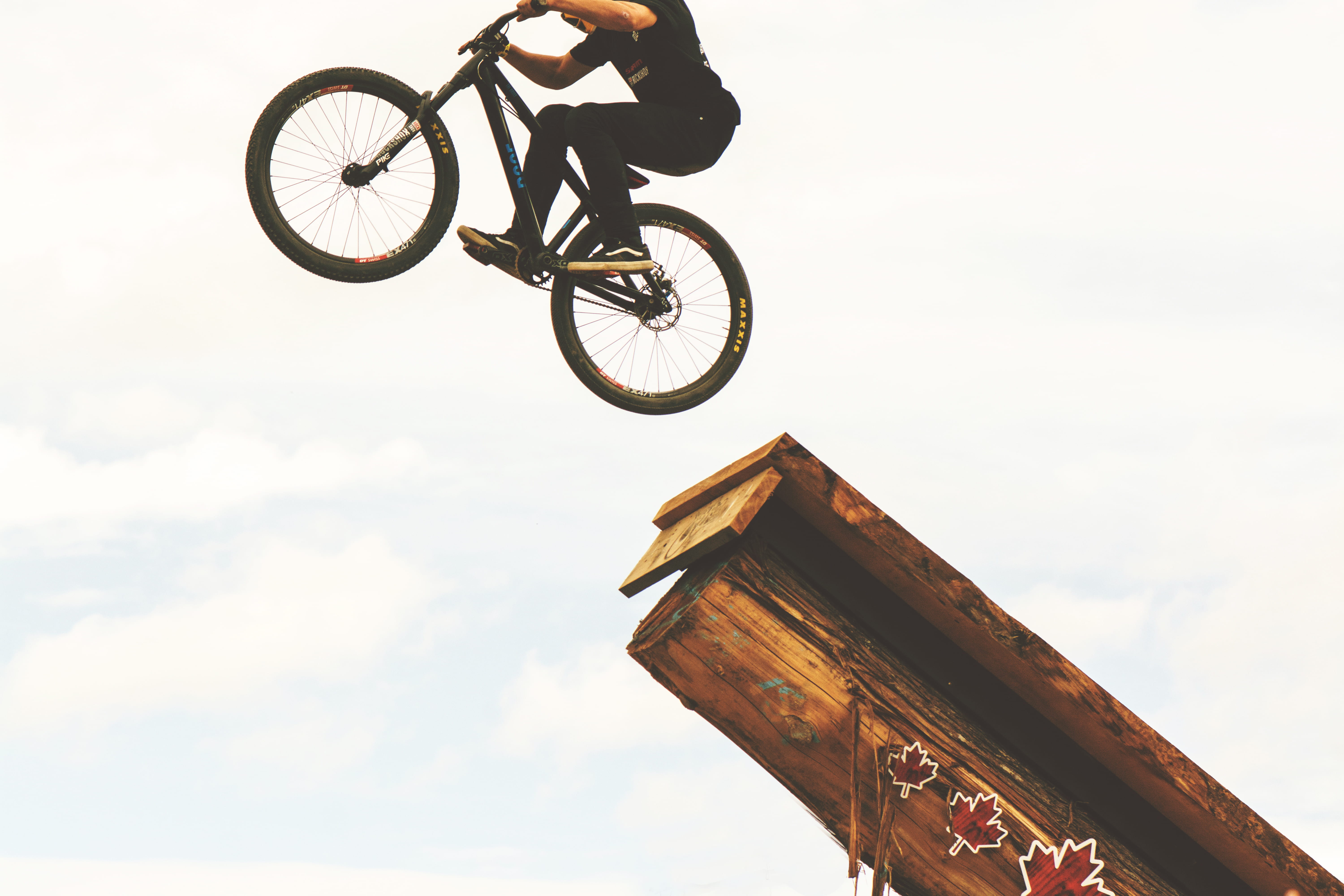 air, man, mountain, sport, 5K, nature, rider, mid, architecture, bicycle, leaf, transportation, riding, motion, stunt, mountainbike, leisure activity, HD Wallpaper