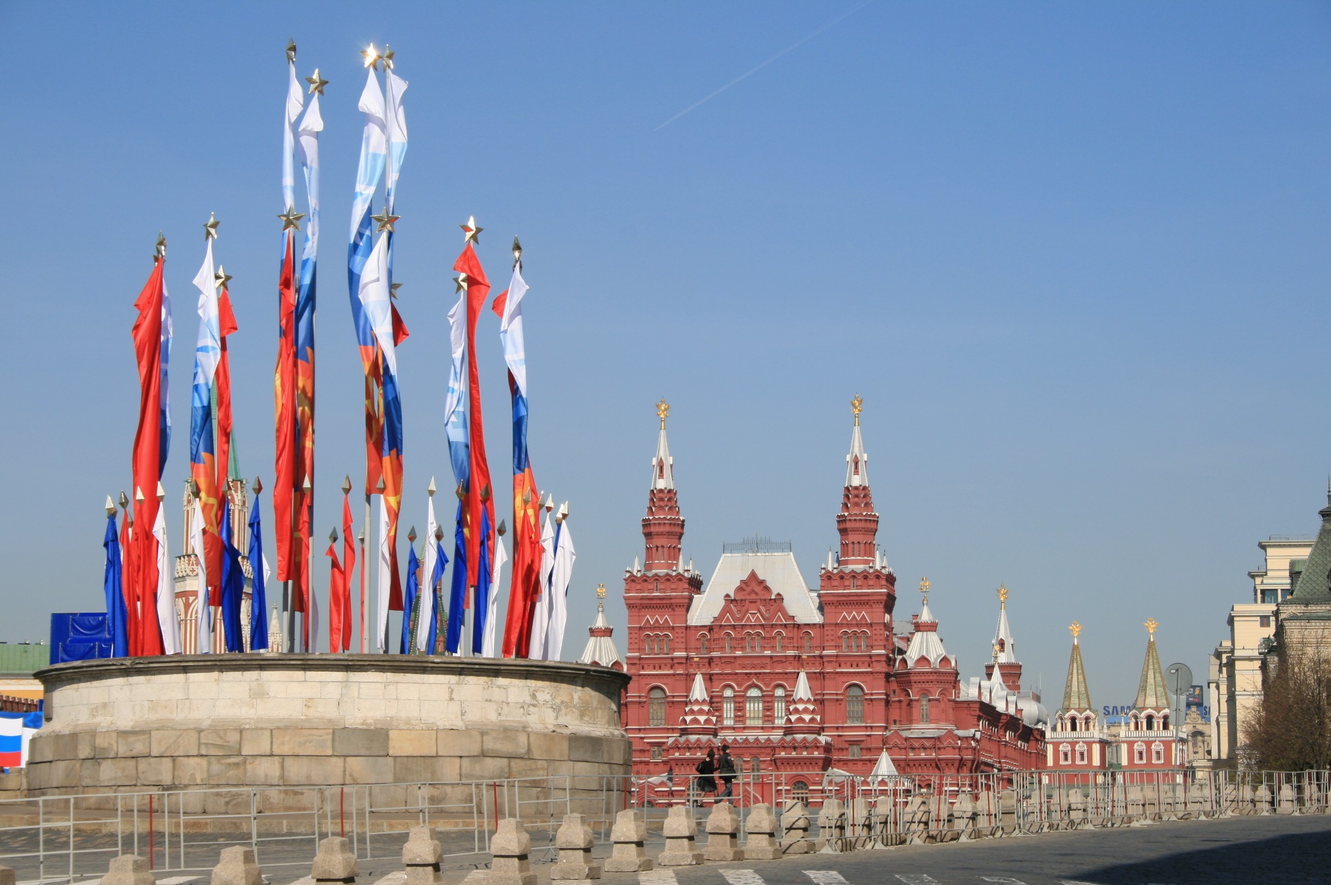 kremlin, no people, history, vapor trail, day, cultures, tsars podium, low angle view, the past, belief, travel, outdoors, victory day, nature, clear sky, HD Wallpaper