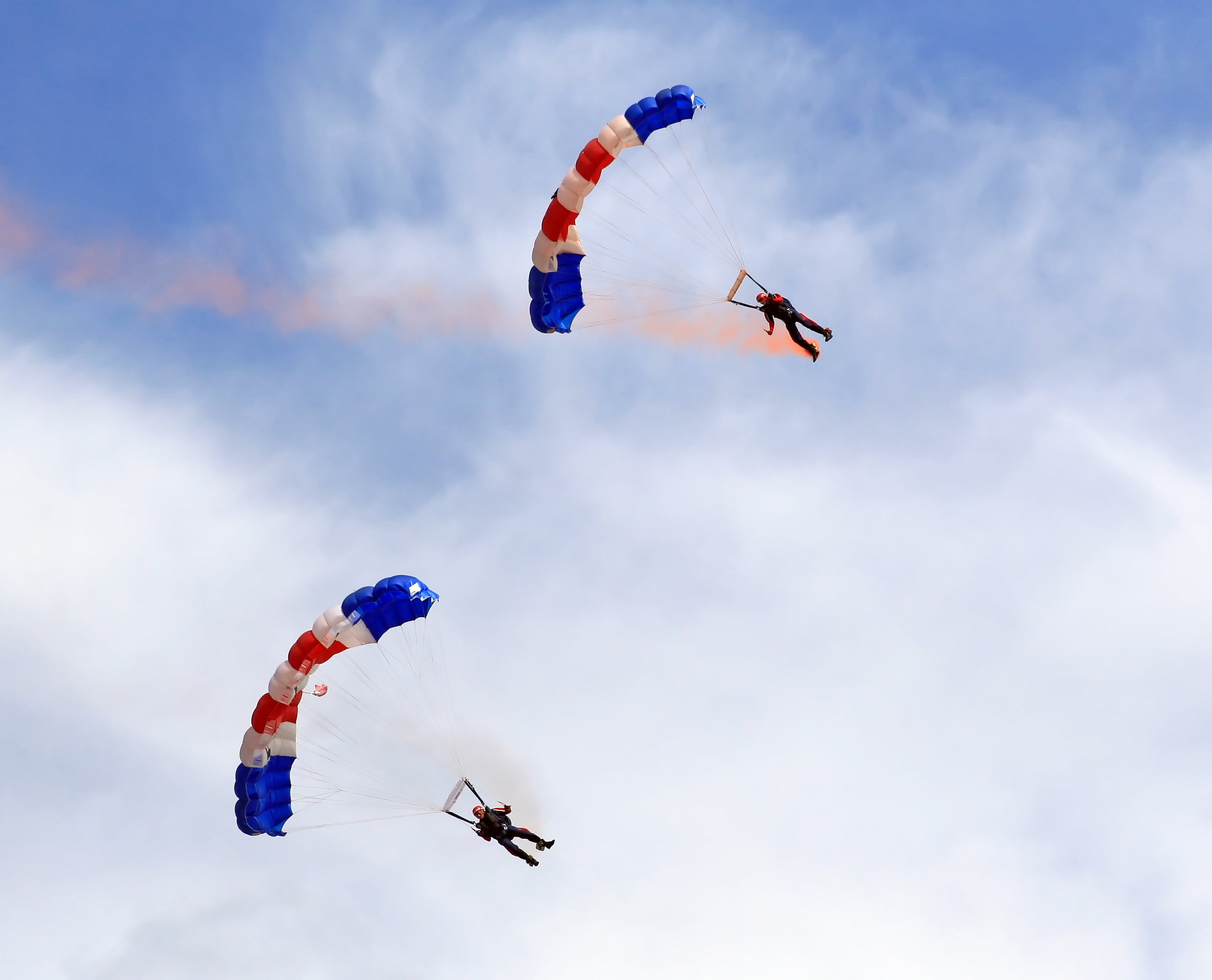 sail, outdoors, man, leisure activity, flying, two people, extreme sports, airplane, mid-air, parachutist, team, gliding, falling, paratrooper, drop, demonstration, HD Wallpaper