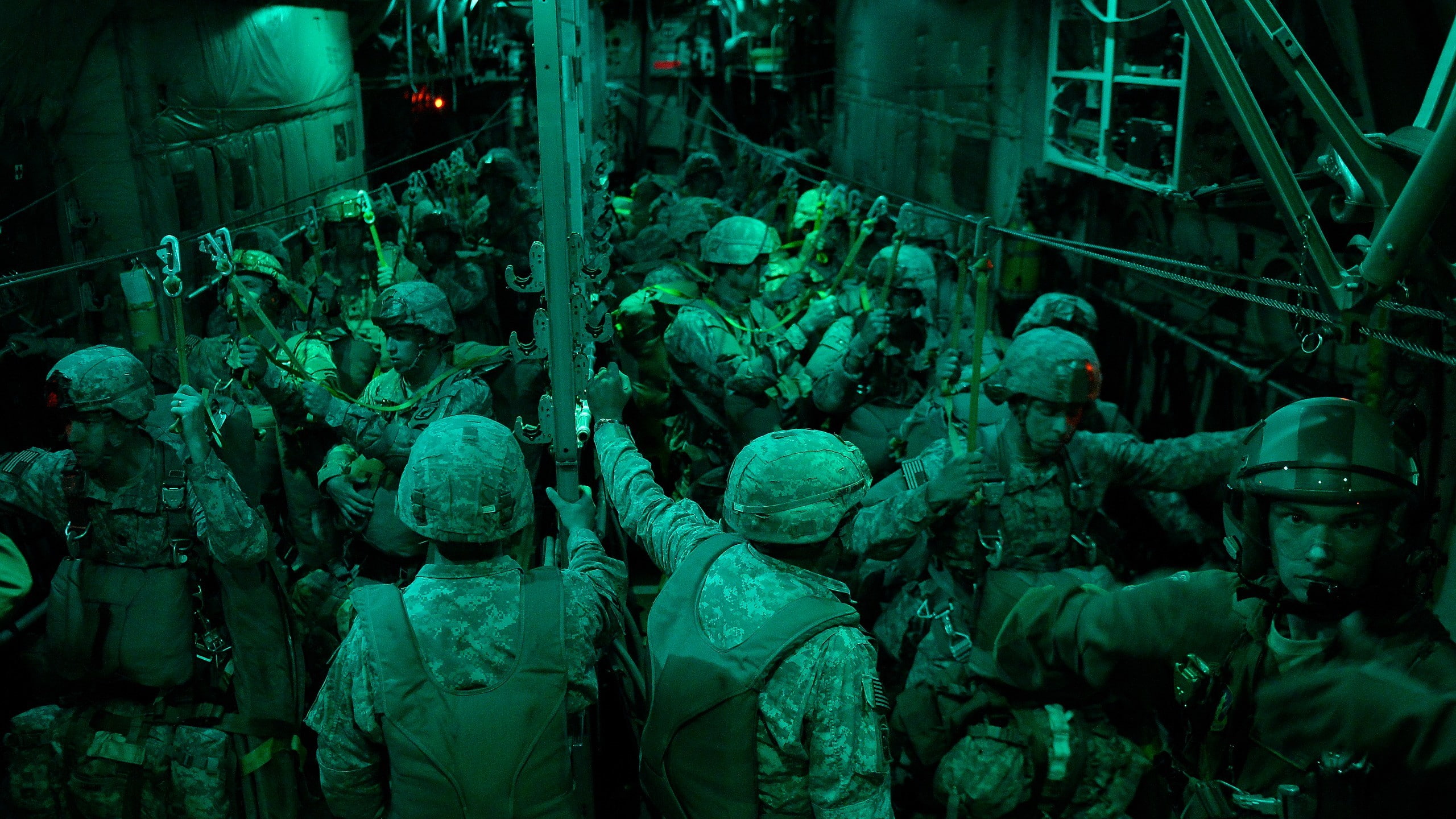 government, men, standing, 2K, real people, architecture, military soldier united states army paratroopers 173rd airborne, abundance, adult, green color, HD Wallpaper