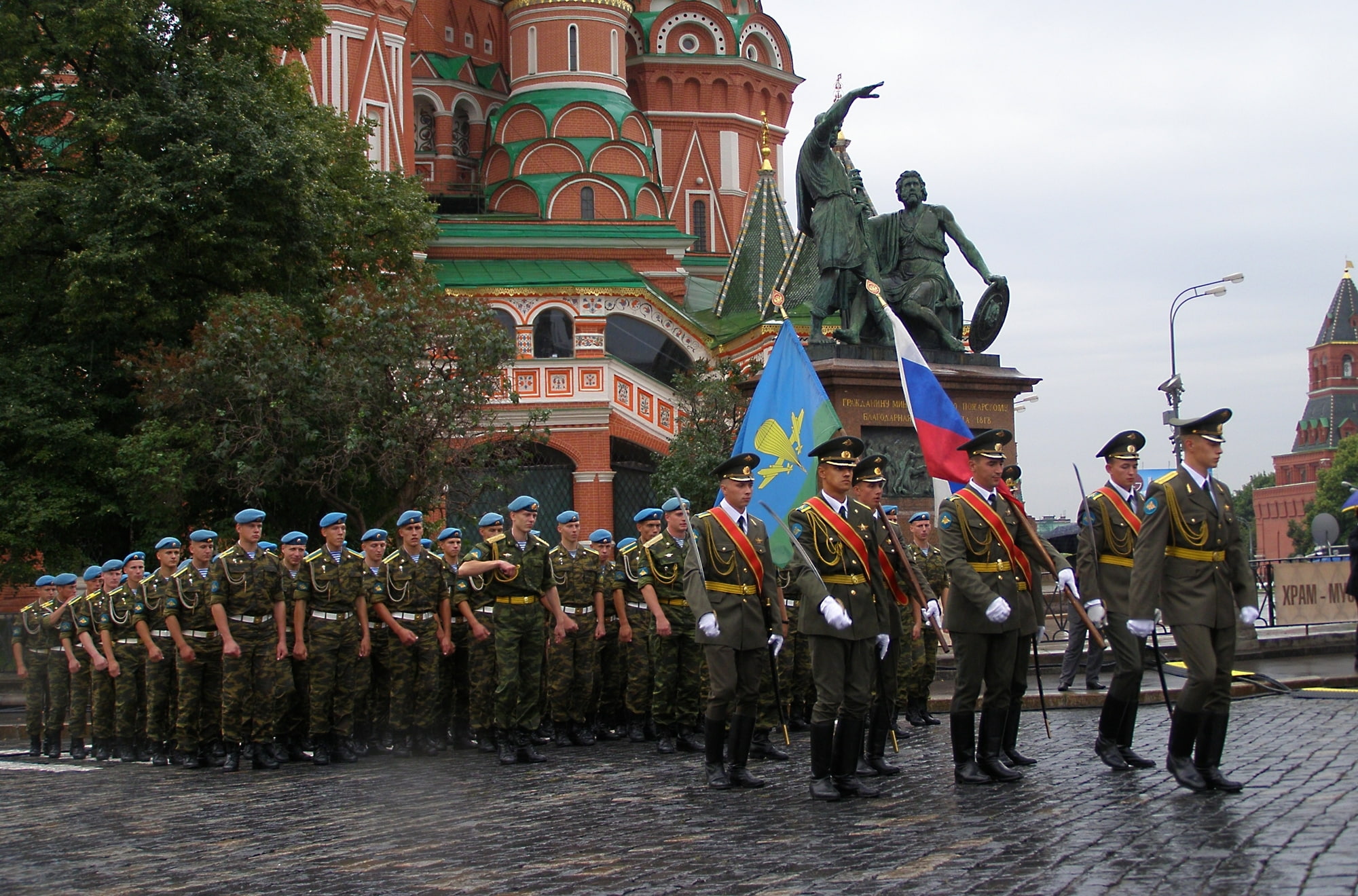 parade, THE ARMED FORCES, troops, 1080P, holiday, Red square, Marines, day of airborne forces, monument to Minin and Pozharsky, St. Basils Cathedral, HD Wallpaper
