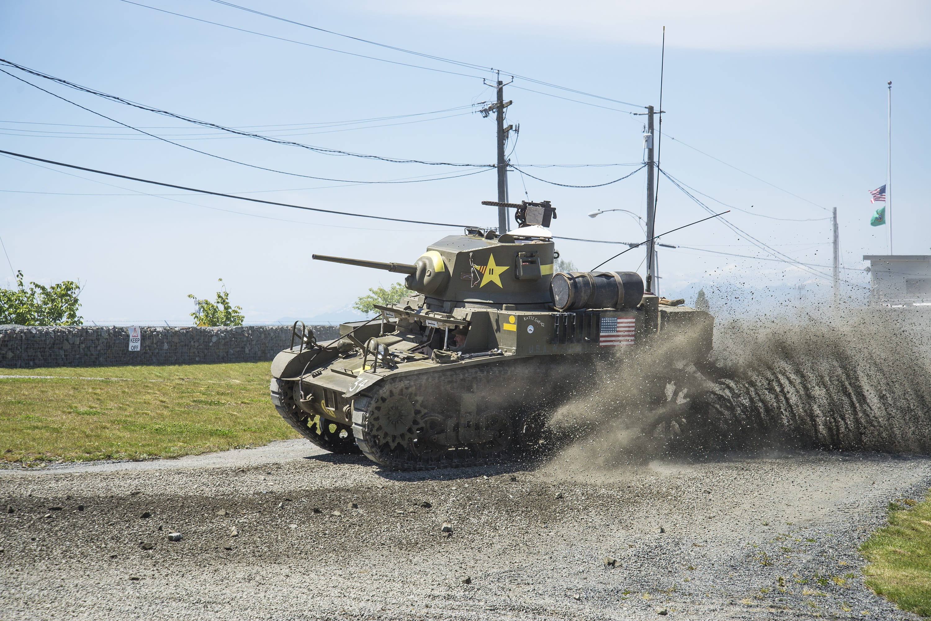 electricity, war fighter, everett, army, light tank, 1943, nature, defense, old, plant, dust, war machine, spraying, equipment, war, day, gravel spray, HD Wallpaper