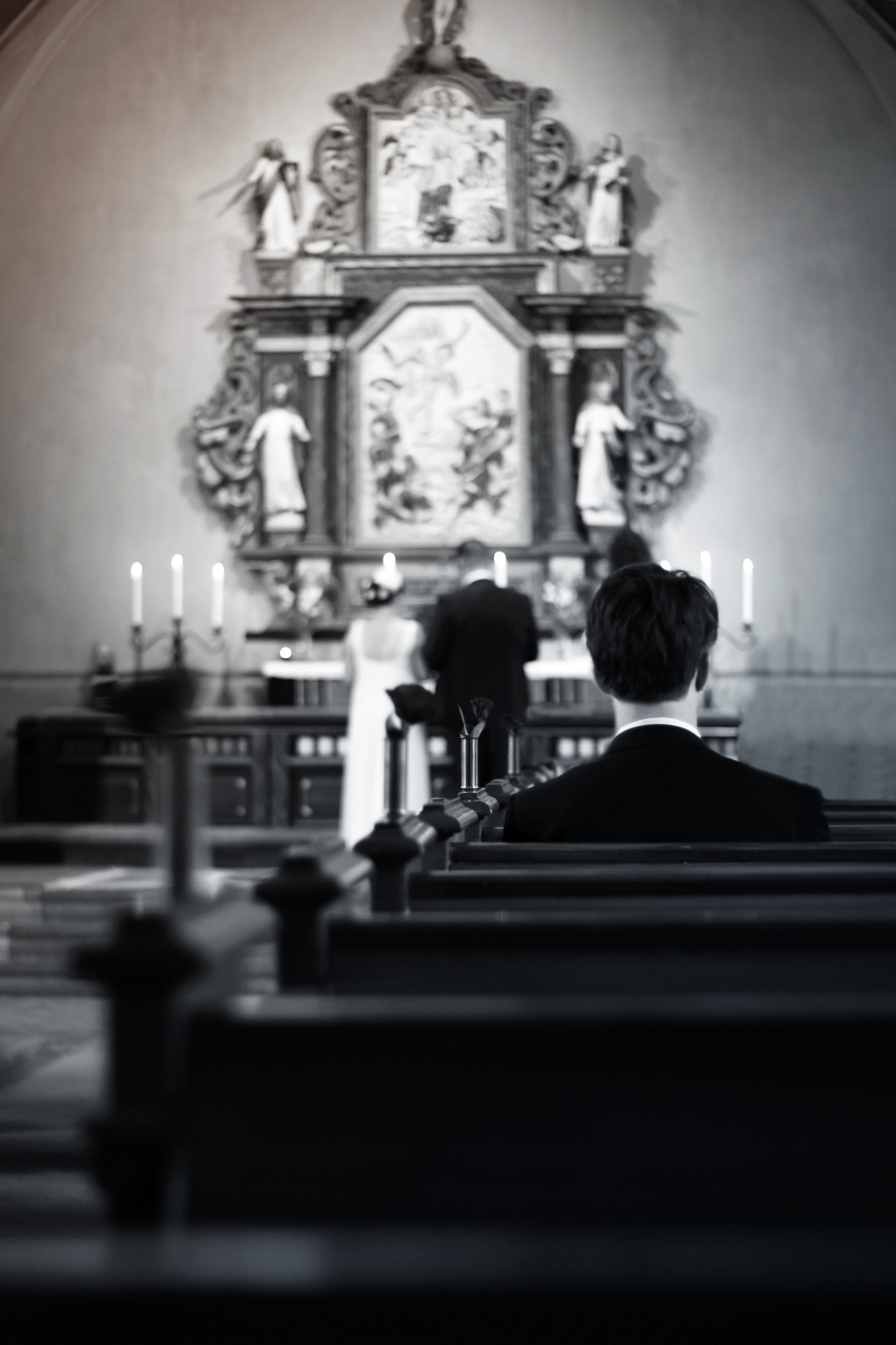 men, pew, wedding, 4K, fest, altar, real people, alone, built structure, building, two people, black and white, rear view, loneliness, adult, belief, shrine, Phone HD Wallpaper