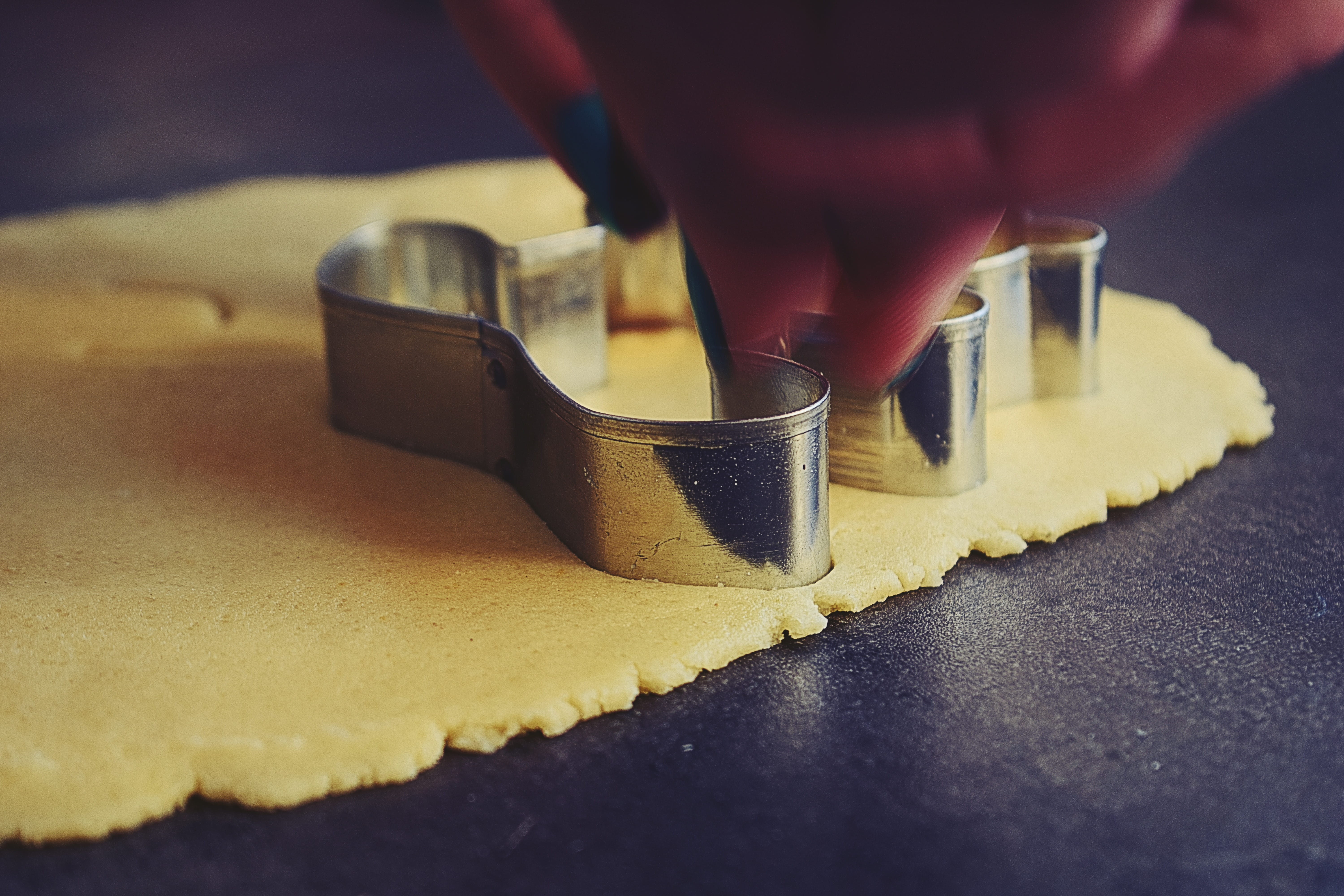 people, human finger, Christmas, human hand, gingerbread, working, 5K, food, indoors, ausstechplätzchen, holiday, occupation, one person, plätzchen backen, HD Wallpaper