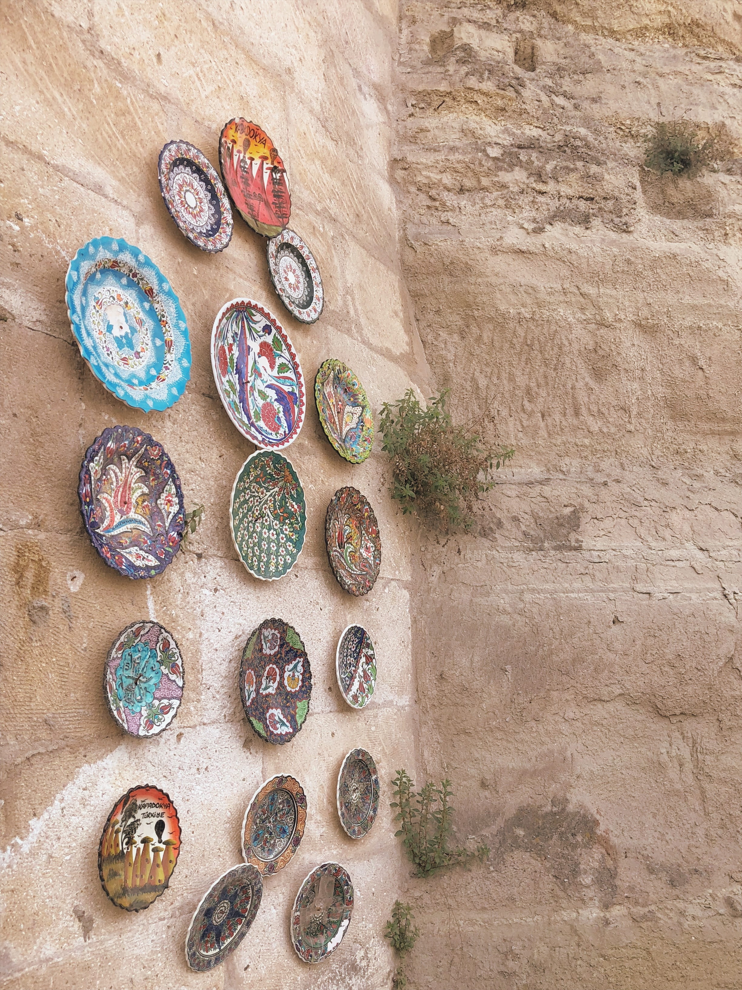 directly above, traditional, choice, plate, multi colored, variation, müze cd., no people, göreme belediyesi, creativity, culture, solid, day, rock, still life, Phone HD Wallpaper