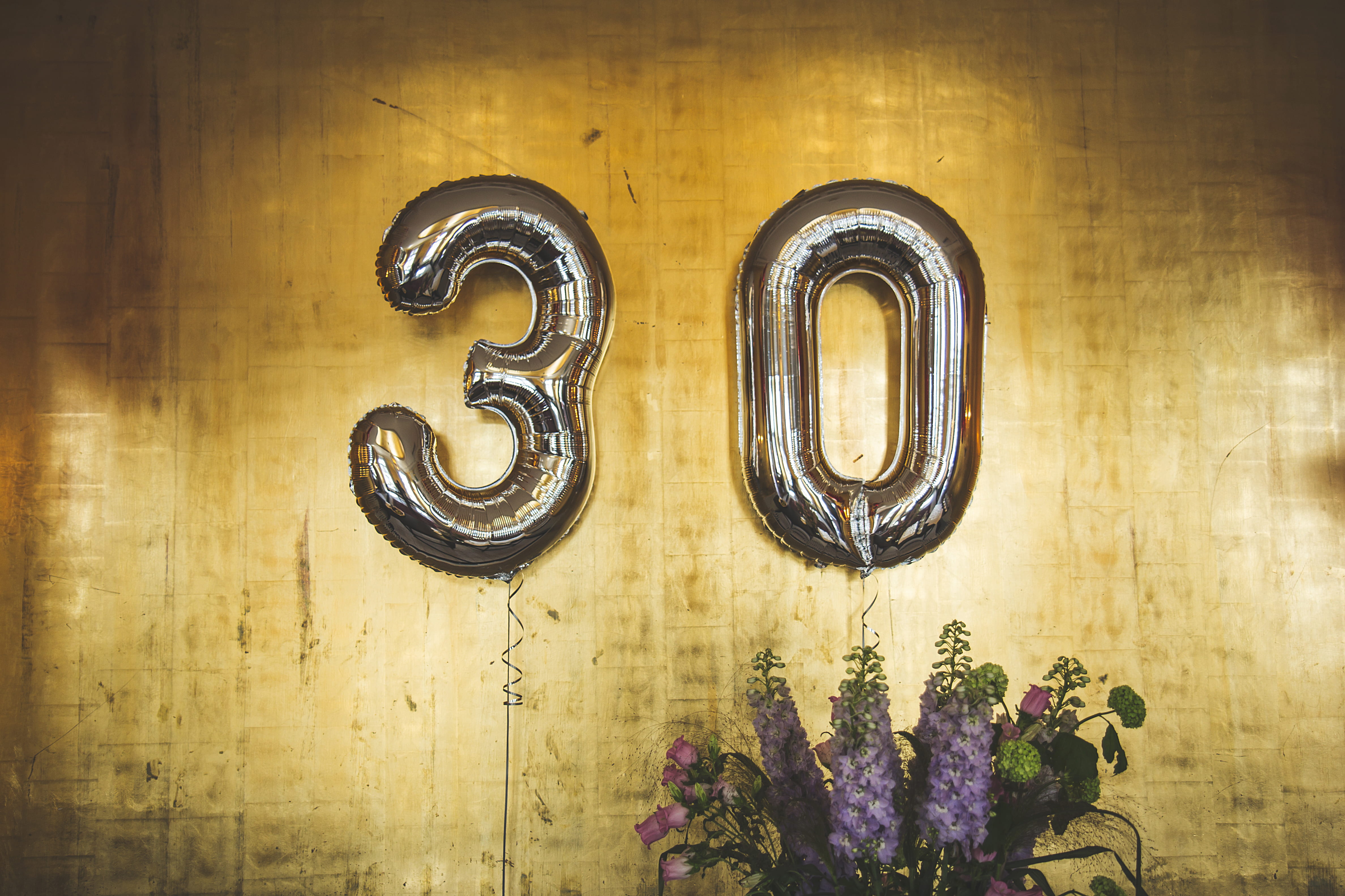 metal, 4K, two, flowers, wood - material, color, object, baloons, freshness, lighting equipment, ornate, plant, minimalist, flowering plant, 30, wall - building feature, HD Wallpaper
