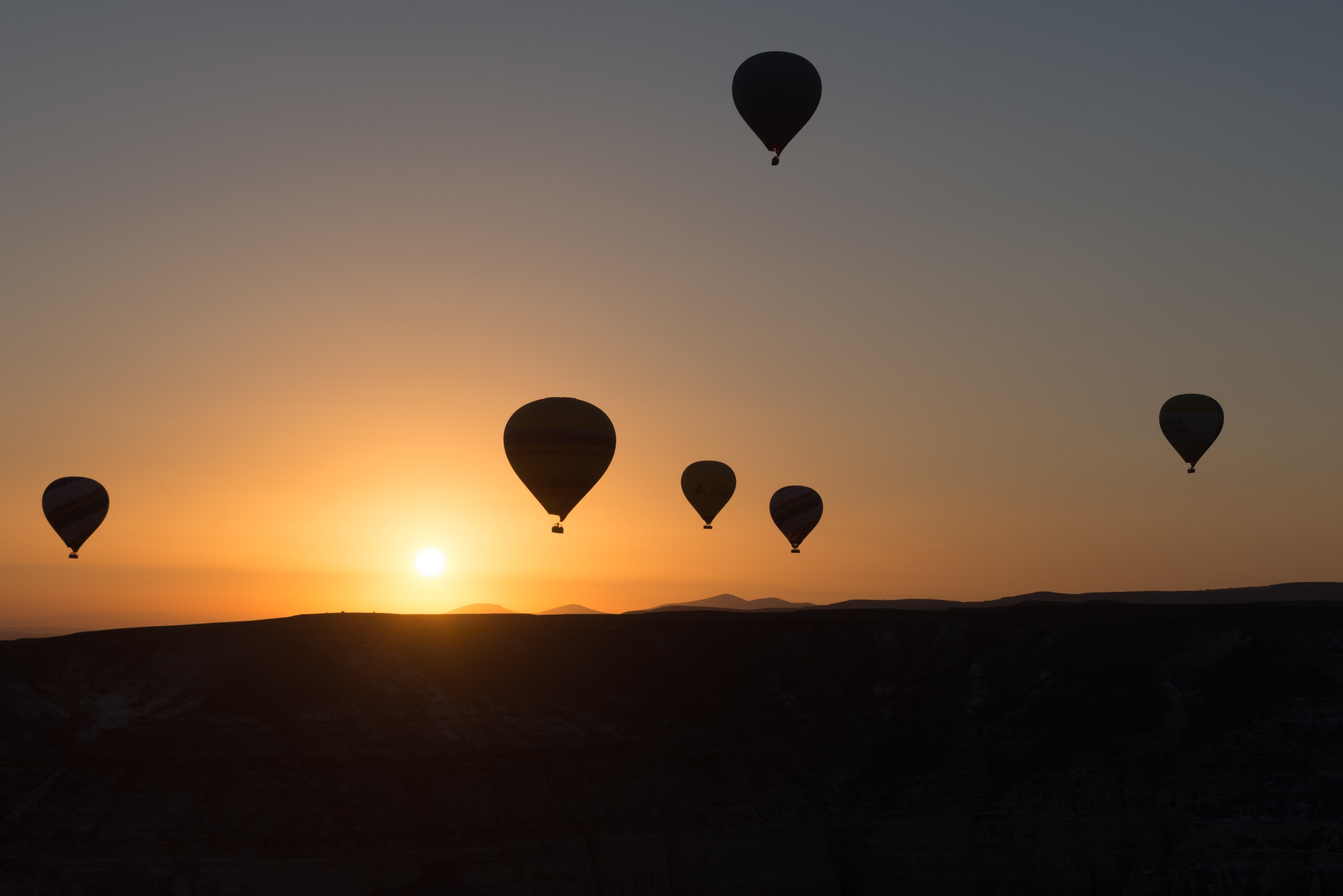 2K, kapadokia, adventure, silhouette, landscape, scenics - nature, freedom, ballooning festival, cappadocia, nature, balloon, aerostatic globe, golden, HD Wallpaper
