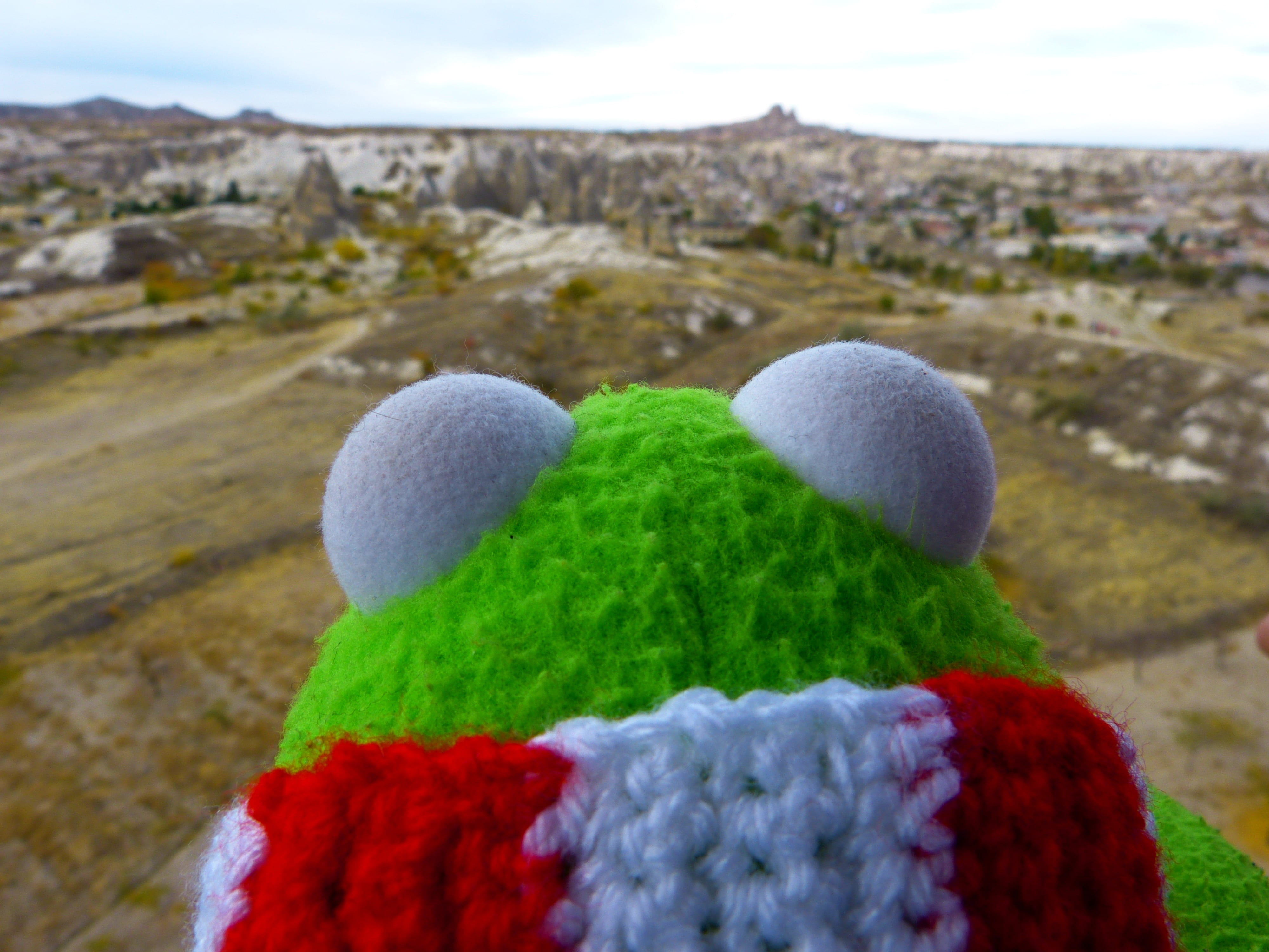 tufa, close-up, glove, focus on foreground, winter, knitted, 4K, textile, uchisar, knit hat, mitten, good view, frog, creativity, hat, outlook, clothing, HD Wallpaper