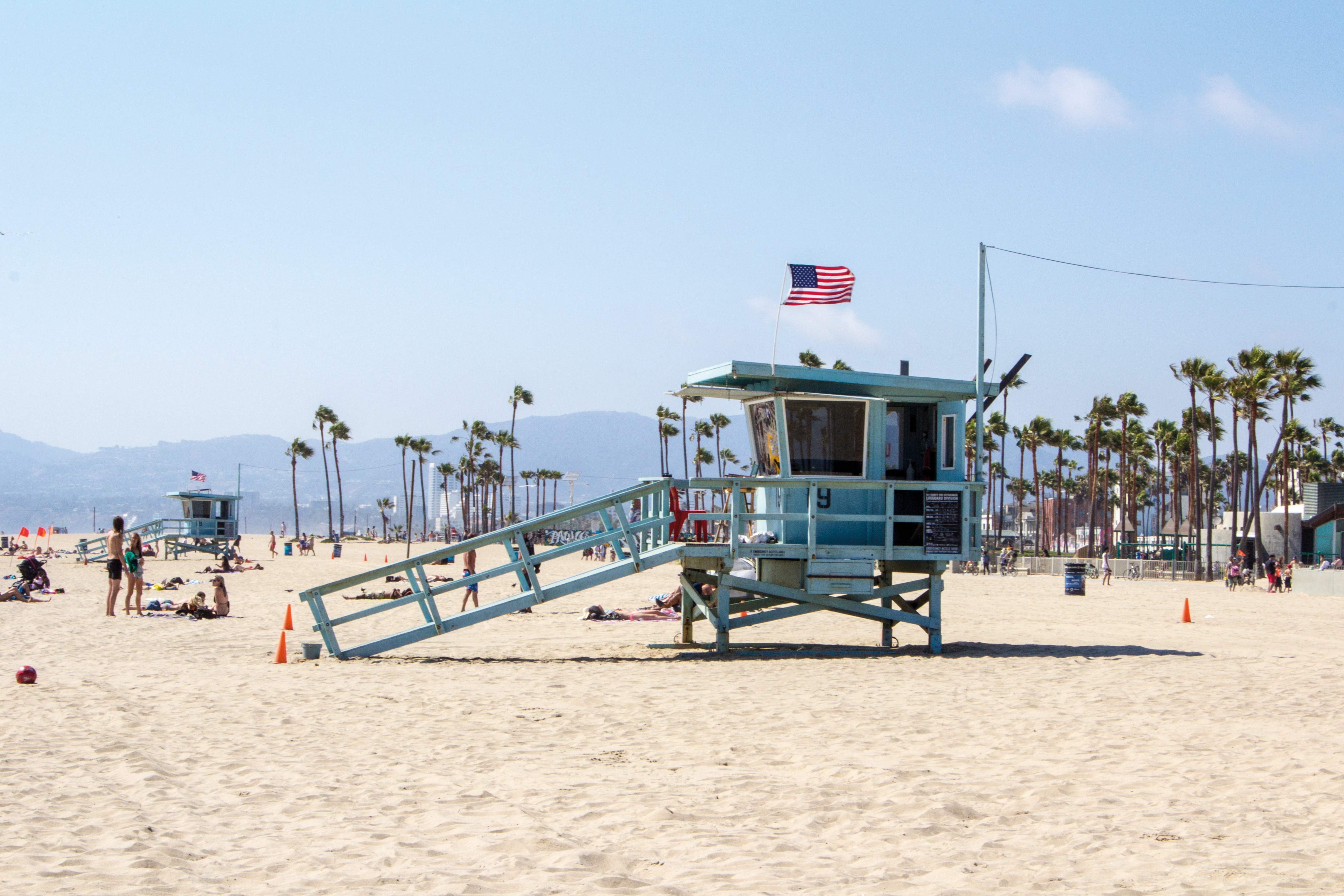 architecture, sand, los angeles, crowd, hut, summer, white, flag, blue, sea, wooden, water, sky, sunlight, incidental people, large group of people, beach, HD Wallpaper