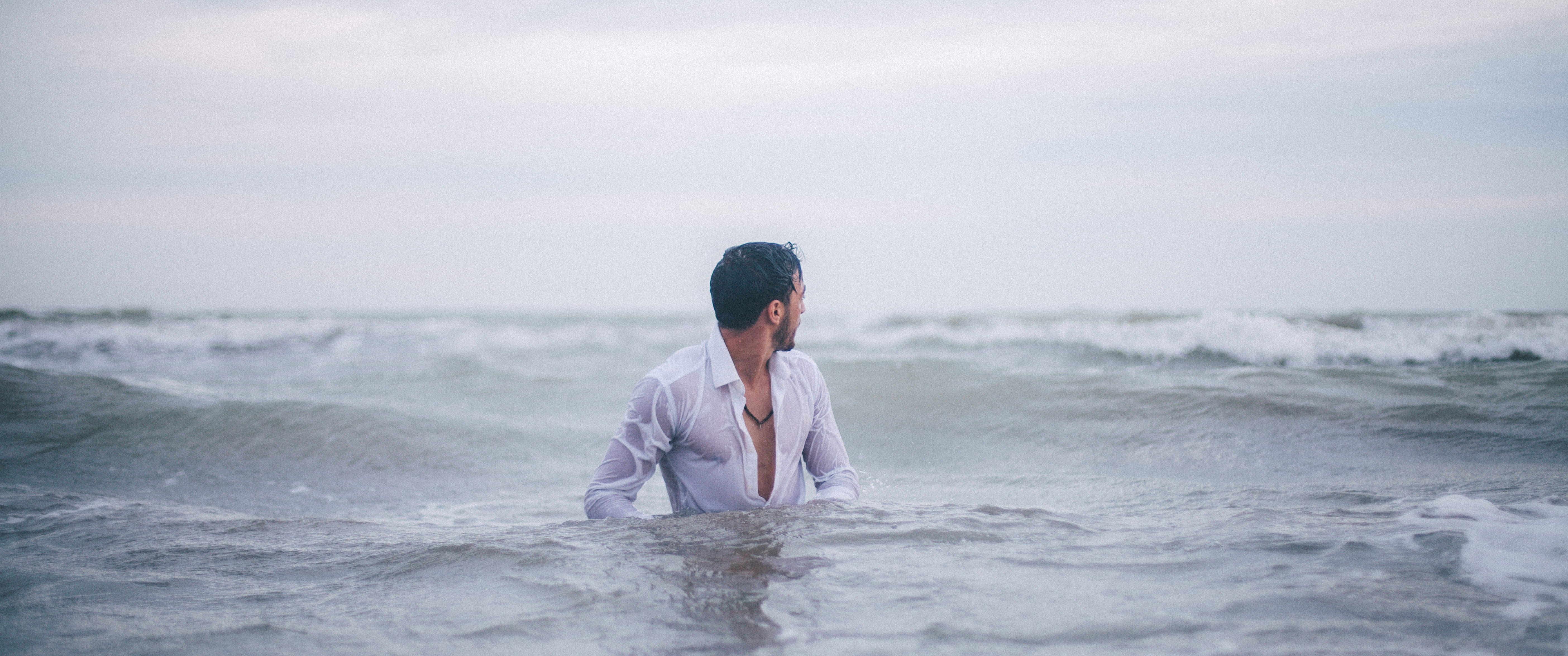 horizon, nature, shirt, young adult, tumblr, wave, horizon over water, day, one person, tide, ocean, man, waves, solitude, men, 5K, photo, land, sky, sumgait, HD Wallpaper