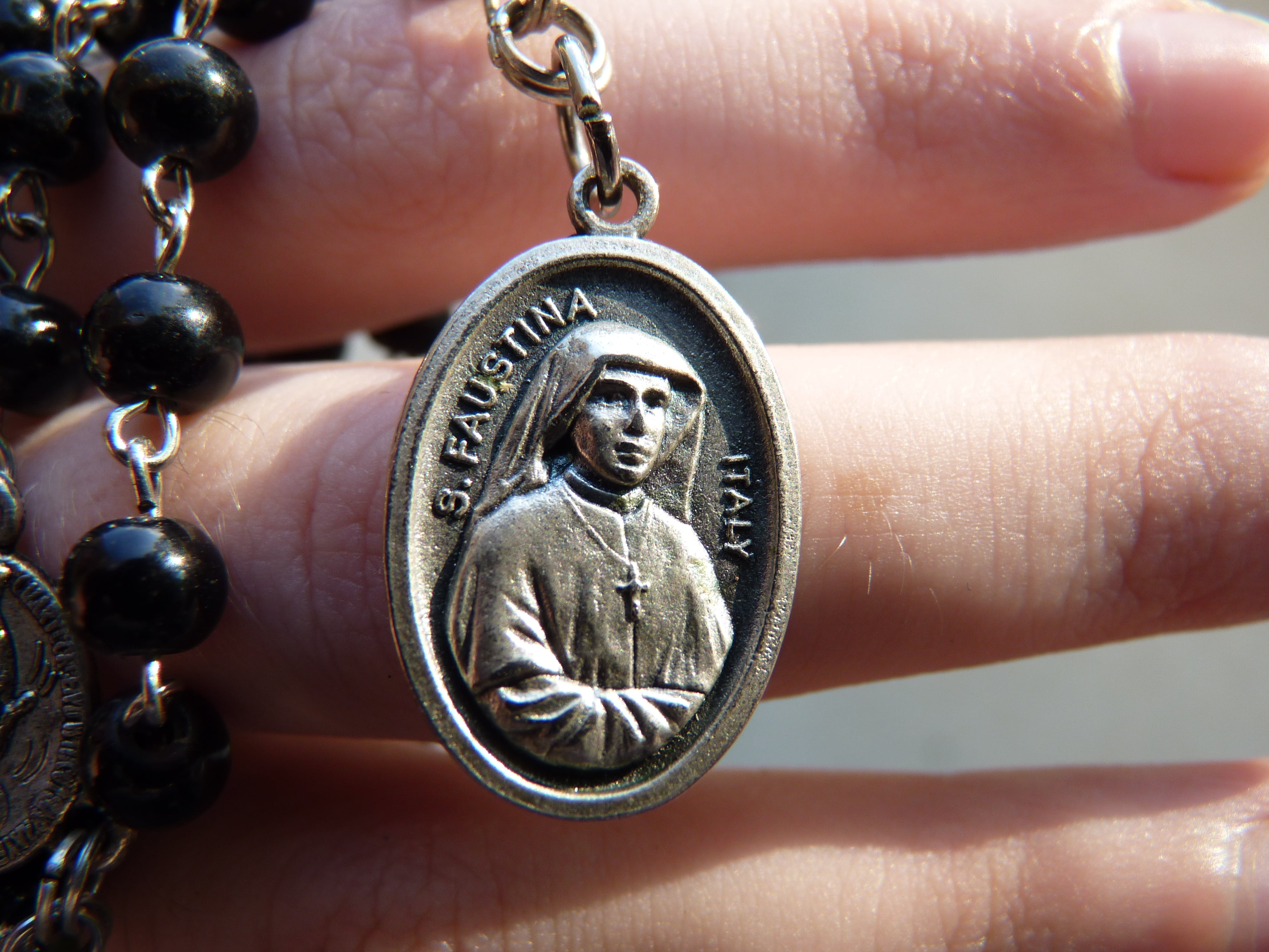 silver colored, day, faustina, body part, holding, human body part, chain, medal, catholic, old-fashioned, church, real people, basilica, 4K, metal, lifestyles, HD Wallpaper
