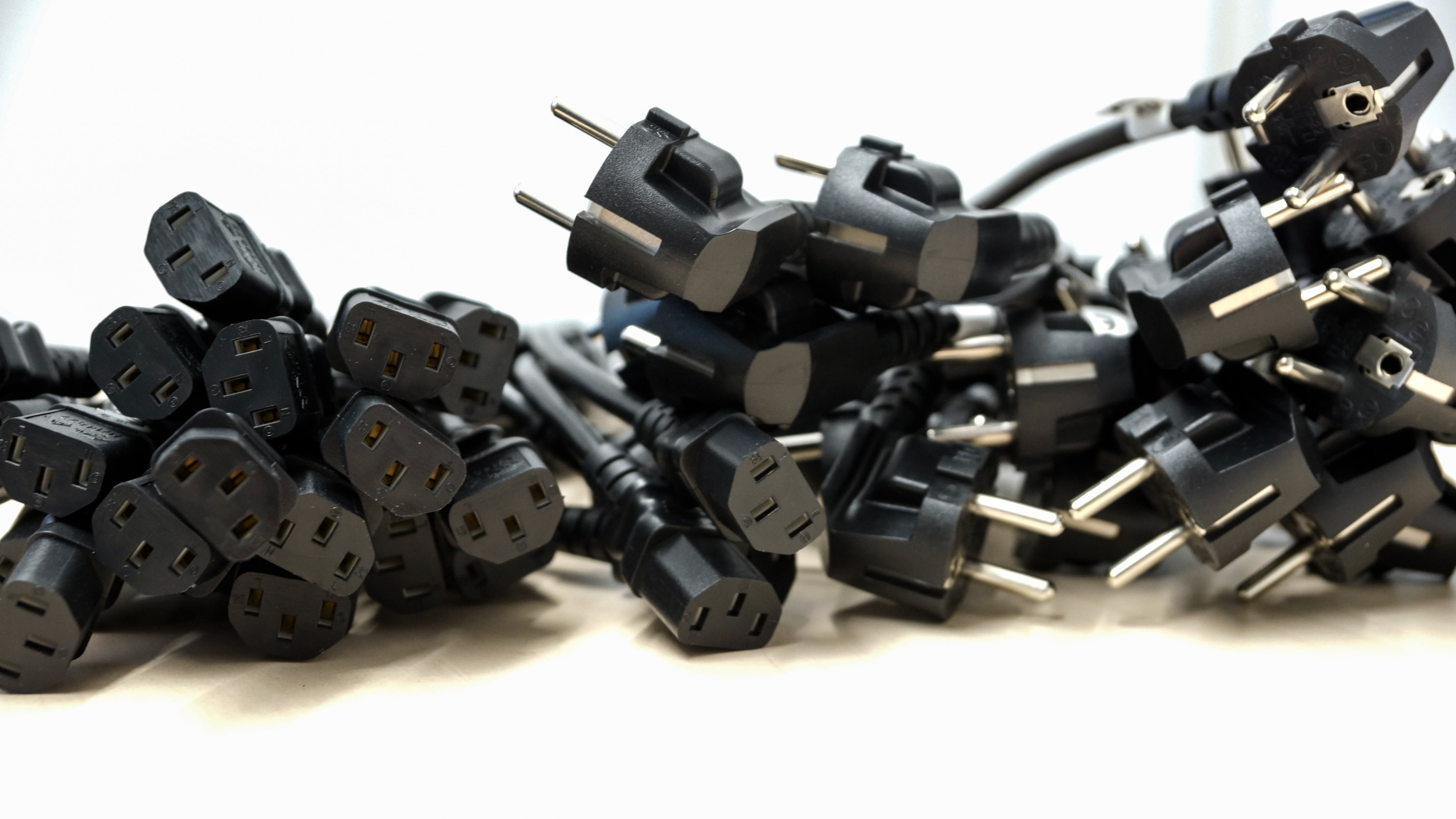 prong, computer, electrical equipment, studio shot, black, alloy, indoors, small, heap, industry, lot, three dimensional, european, europe, electric, cee 7 4, HD Wallpaper
